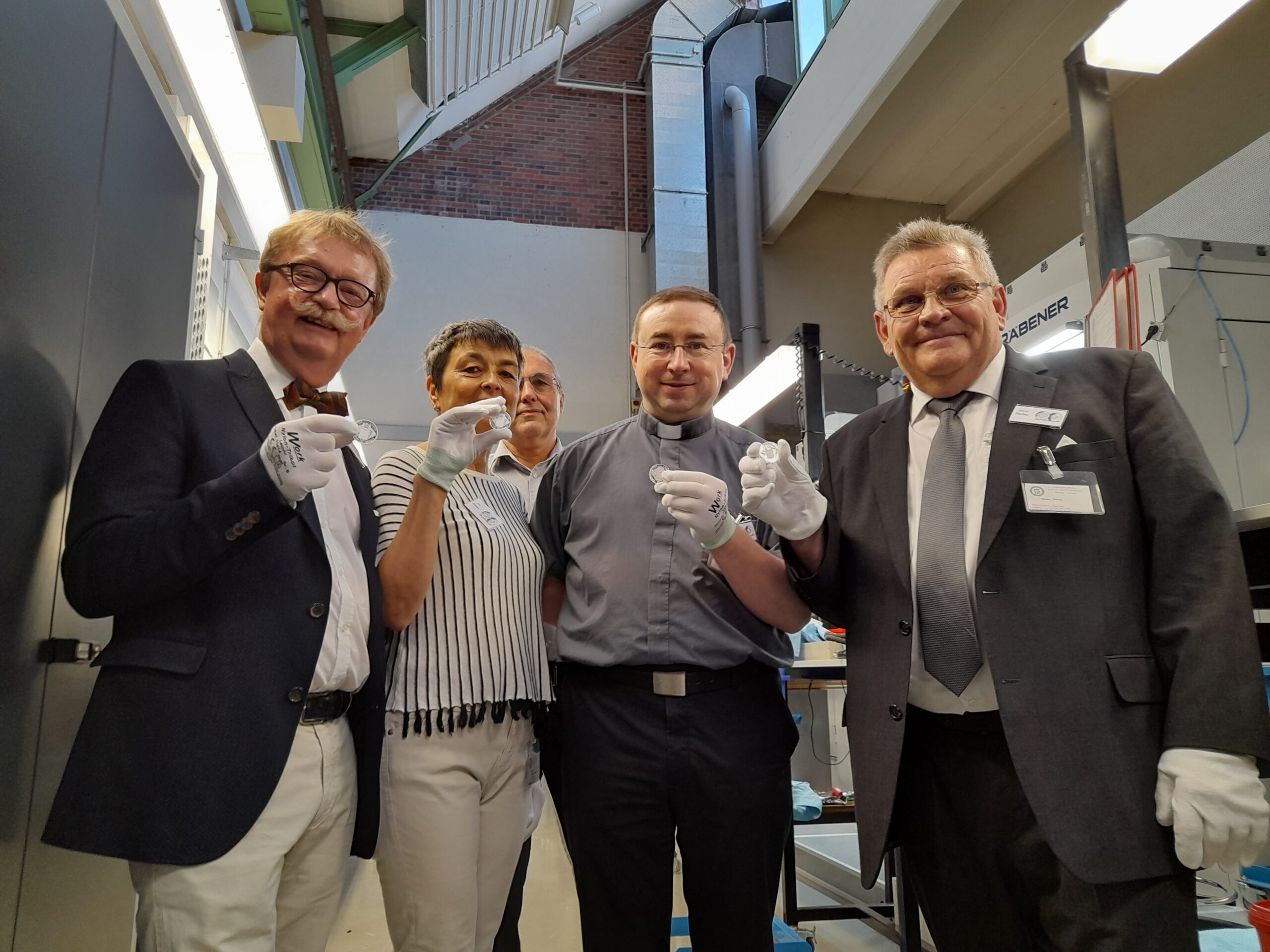 Gruppenfoto bei der Staatlichen Münze Stuttgart mit der Corvey-Münze