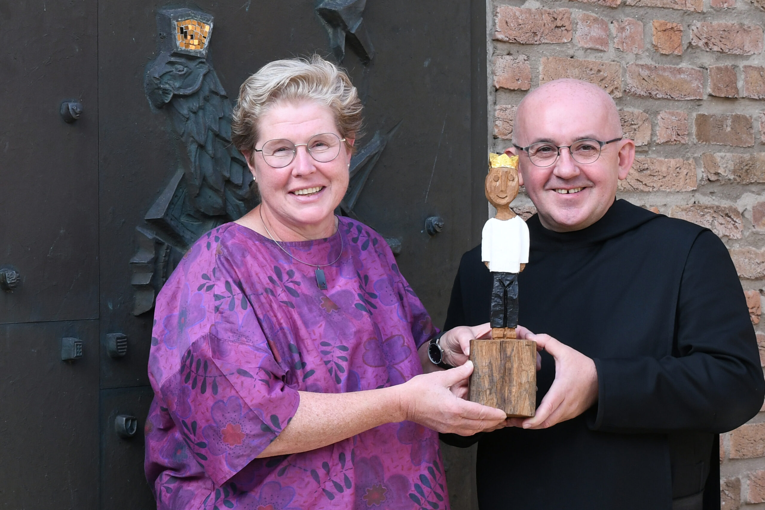 Brigitte Frings und Bruder Emmanuel mit einer Königsfigur von Ralf Knoblauch