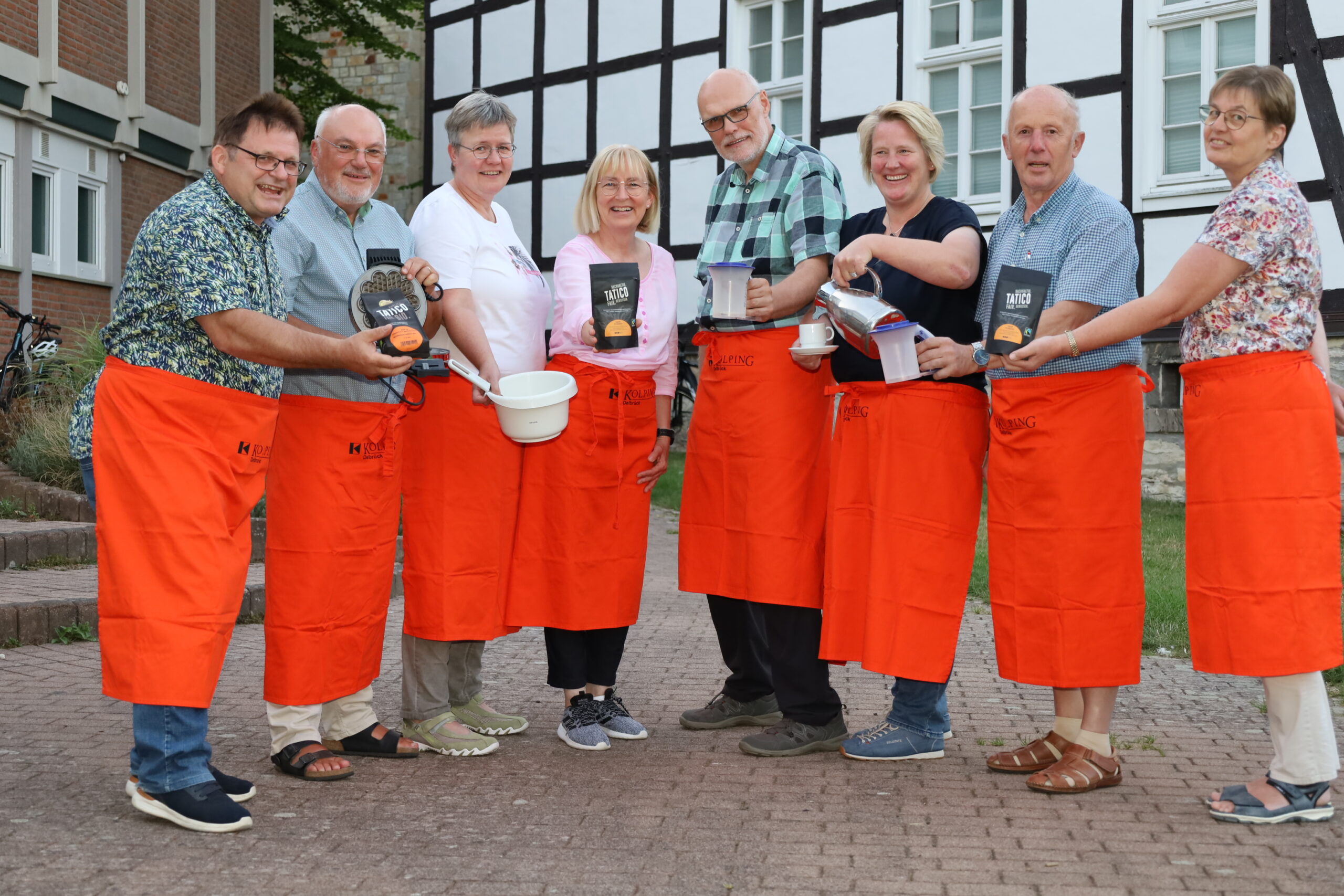 Der Waffelwagen-Stand der Kolpingsfamilie Delbrück ist ein beliebter Treffpunkt. Auf viele Gäste beim Katharinenmarkt freuen sich (v.l.) Günther Burchert, Hubert Löbbecke, Claudia Masuth, Regina Brucksch, Peter Meermeyer, Diana Kettelgerdes, Norbert Goer und Hiltrud Gowik.