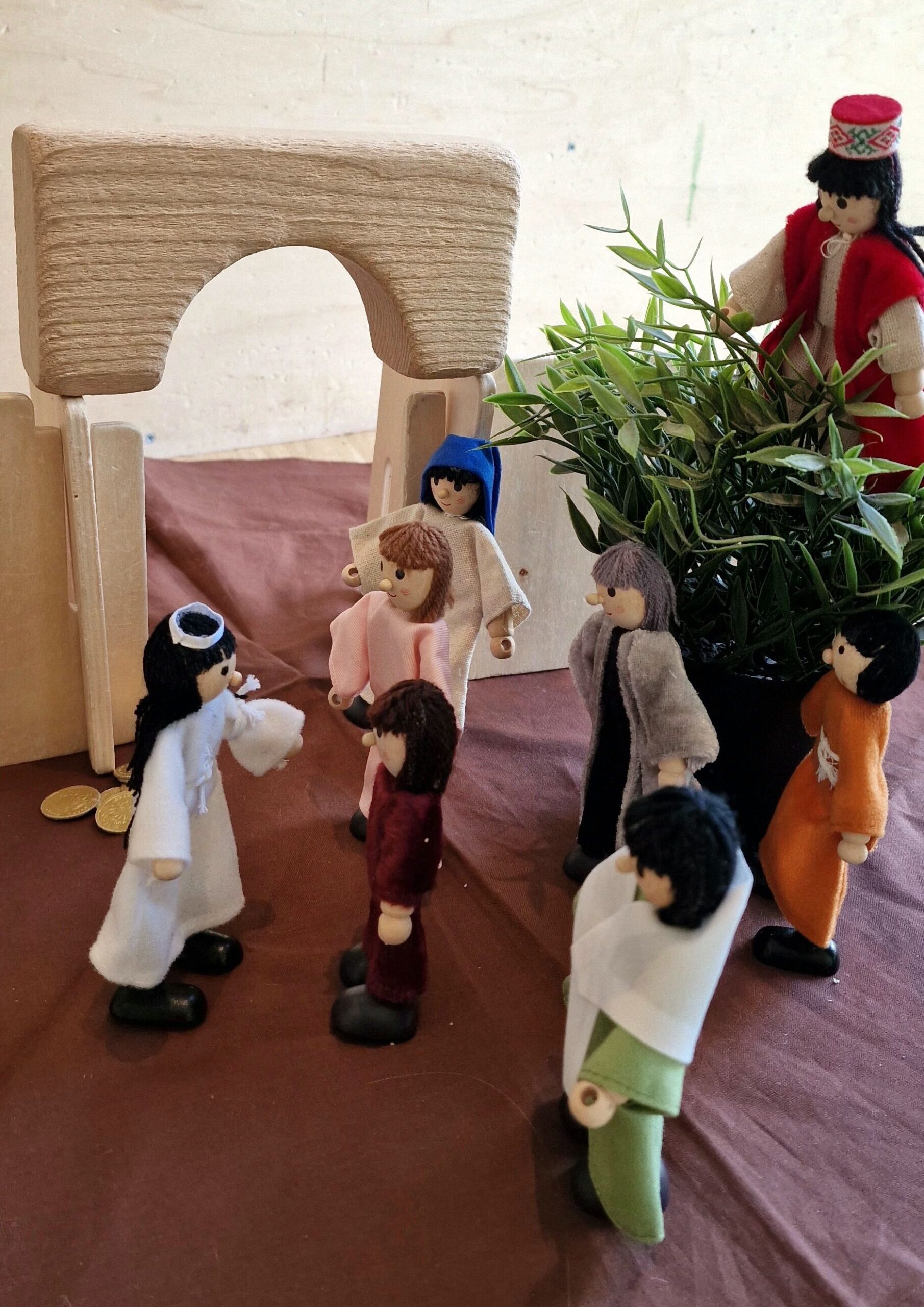 Mit Puppen nachgestellte Bibelszene in der KiTa Pusteblume