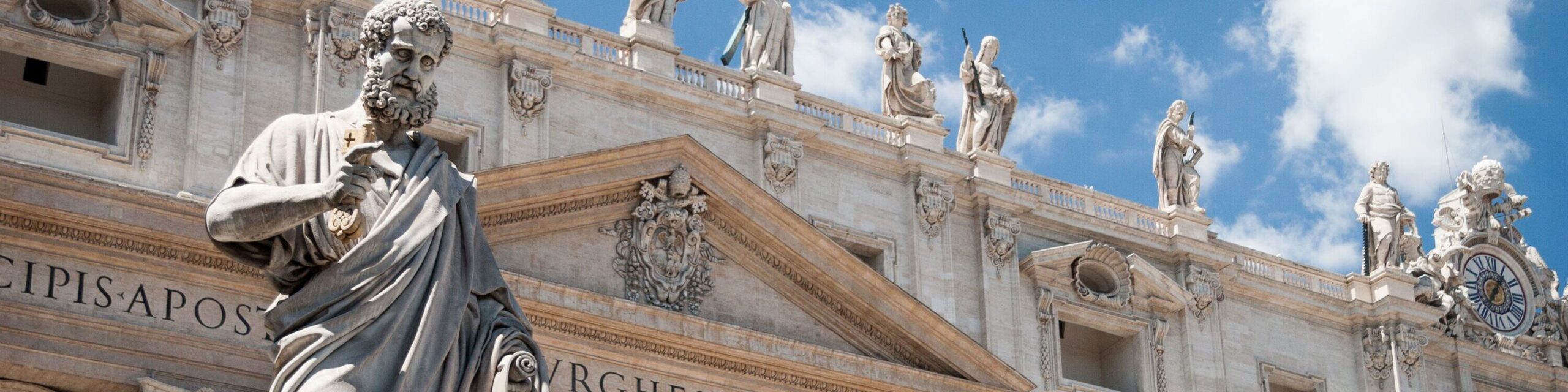 Statue des Apostels Petrus vor der Petersbasilika im Vatikan.