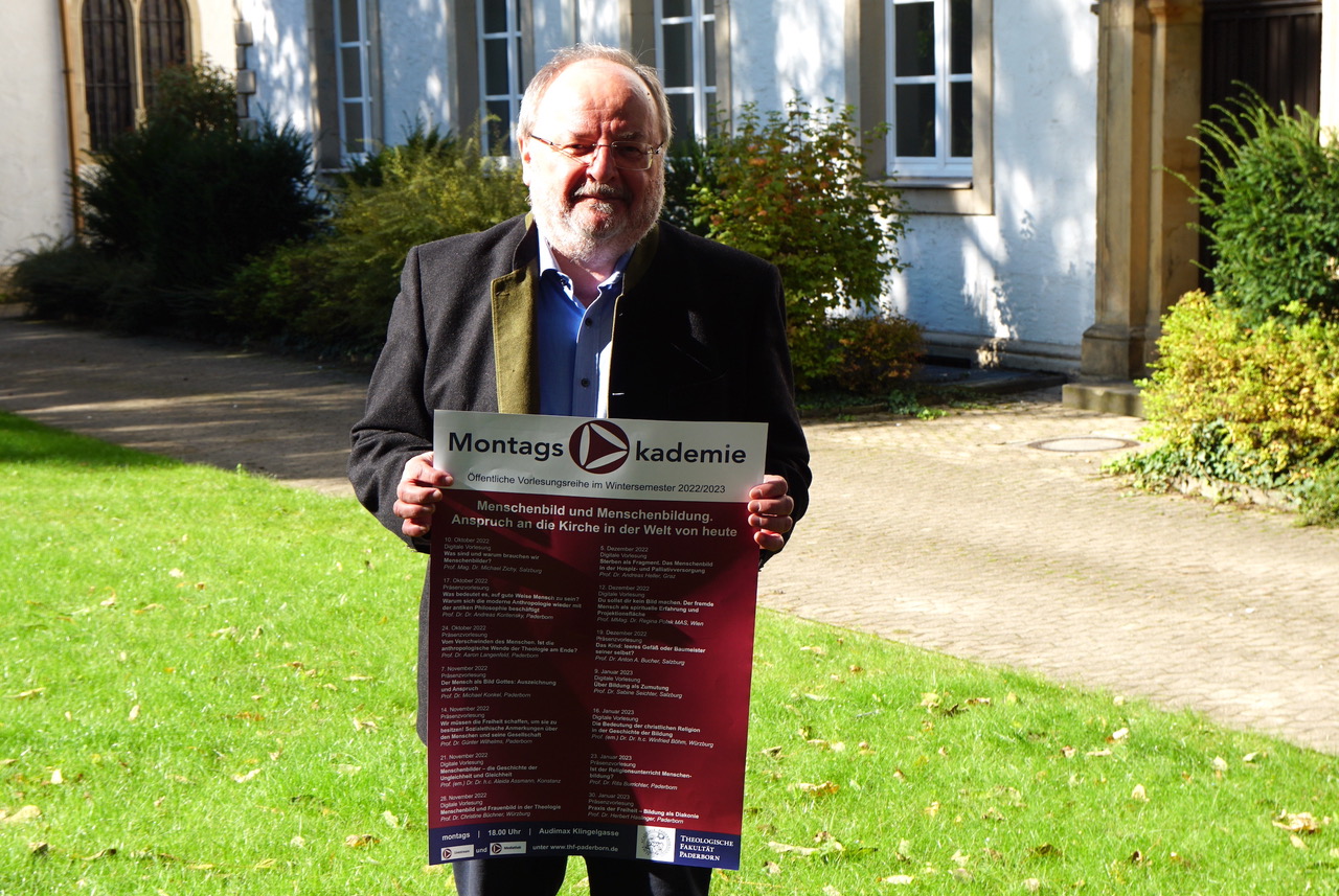 Prof. Dr. Herbert Haslinger mit Plakat zur Montagsakademie im WiSe 2022/23