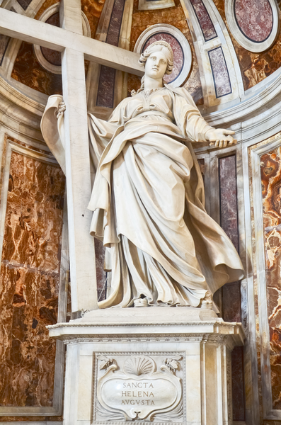 Die große Marmorstatue der heiligen Helena im Petersdom in Rom. Sie steht an einem der mächtigen Pfeiler, die die Kuppel tragen.