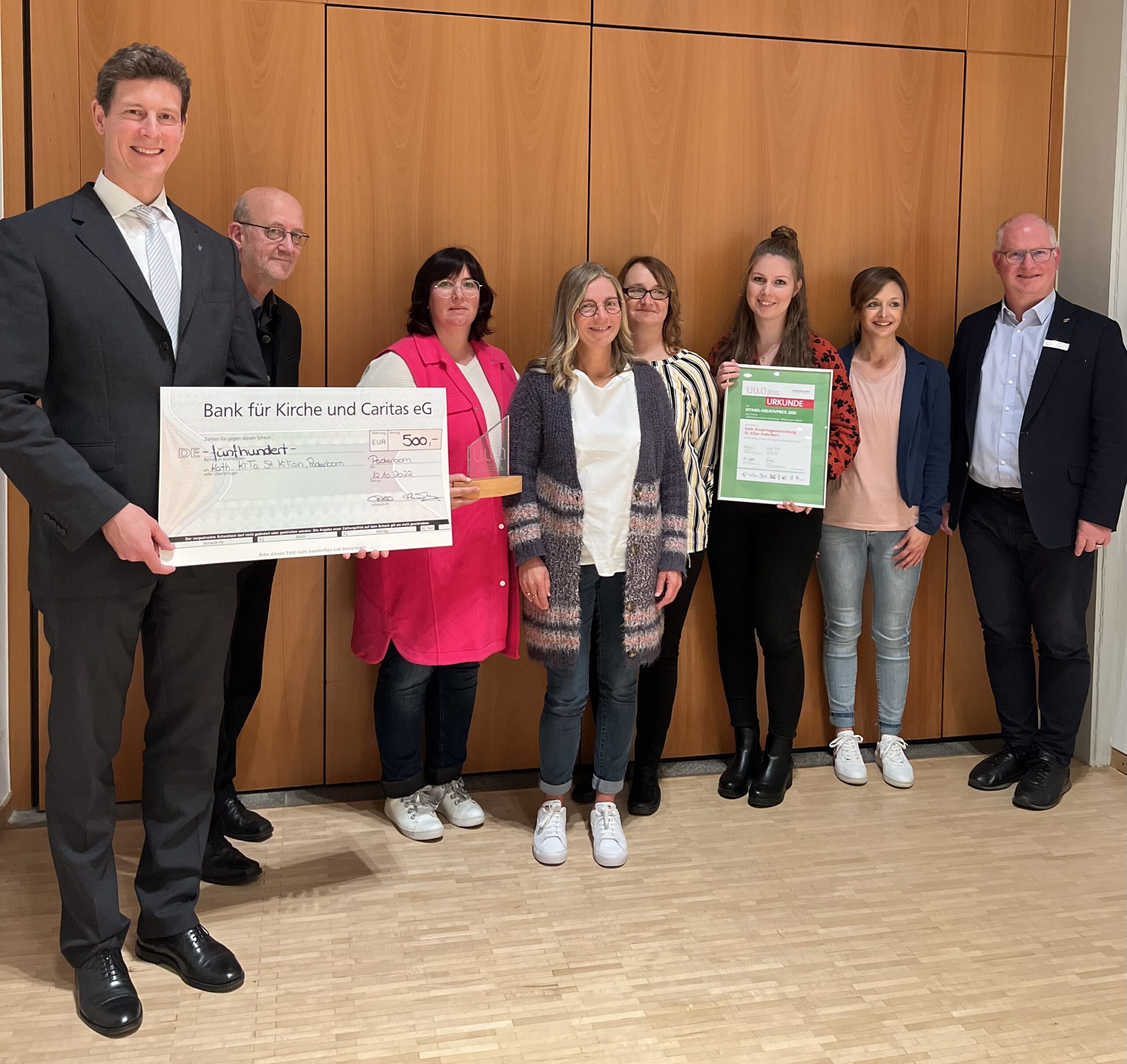 Andreas Altemeier (EGV), Detlef Müller (Kath. Kitas Hochstift und MiRaLi) und Phillipp Freiherr von Fürstenberg (BKC) gratulieren der Kath. Kita St. Kilian Paderborn mit der ULLA sowie einem Scheck im Wert von 500 Euro.