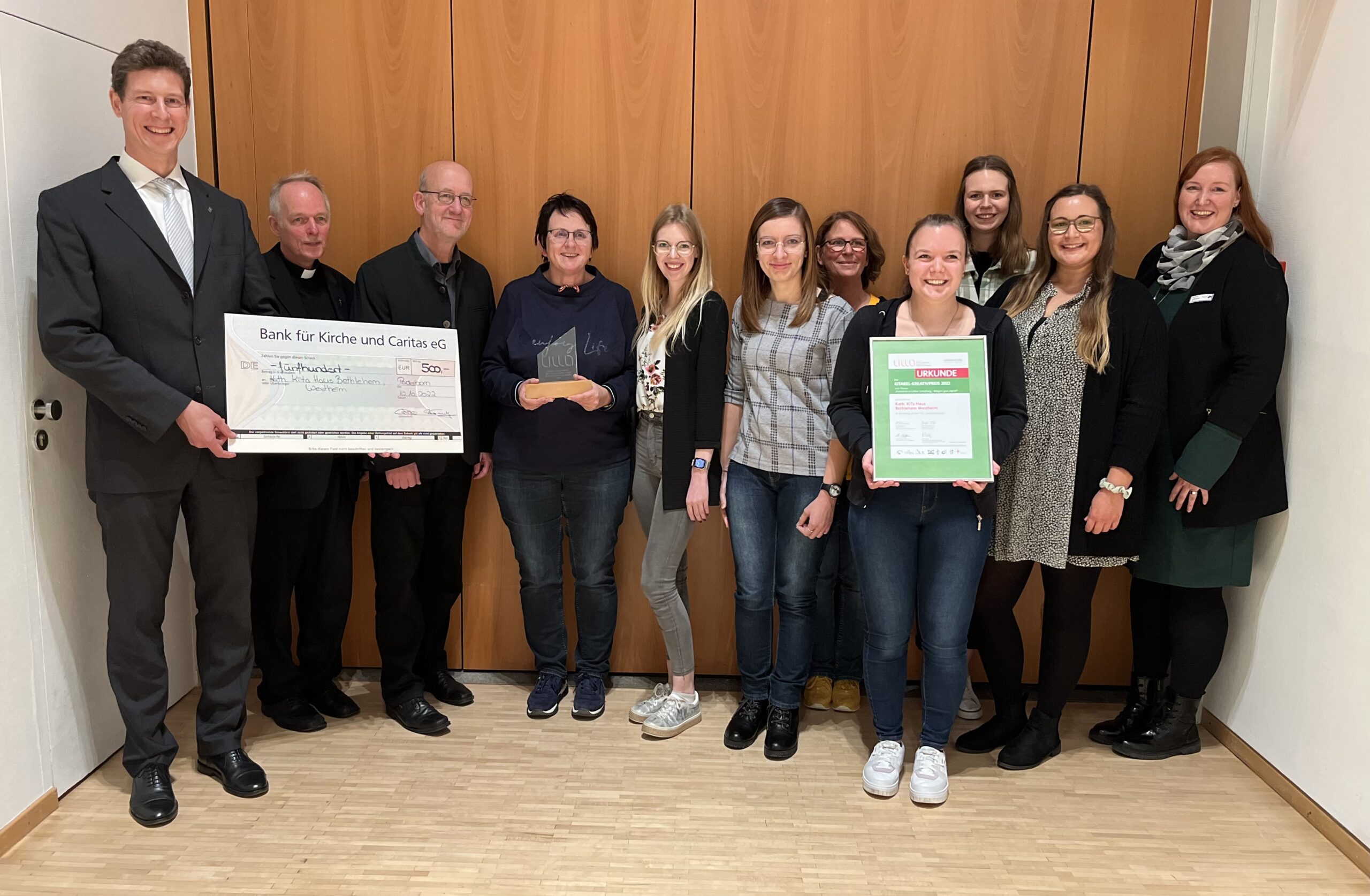 Auch Kathrin Bußmann von der ULLA-Jury (Kitas Hellweg) freut sich mit der Kath. Kita Haus Bethlehem Westheim bei der Verleihung der Kreativpreis-Trophäe.