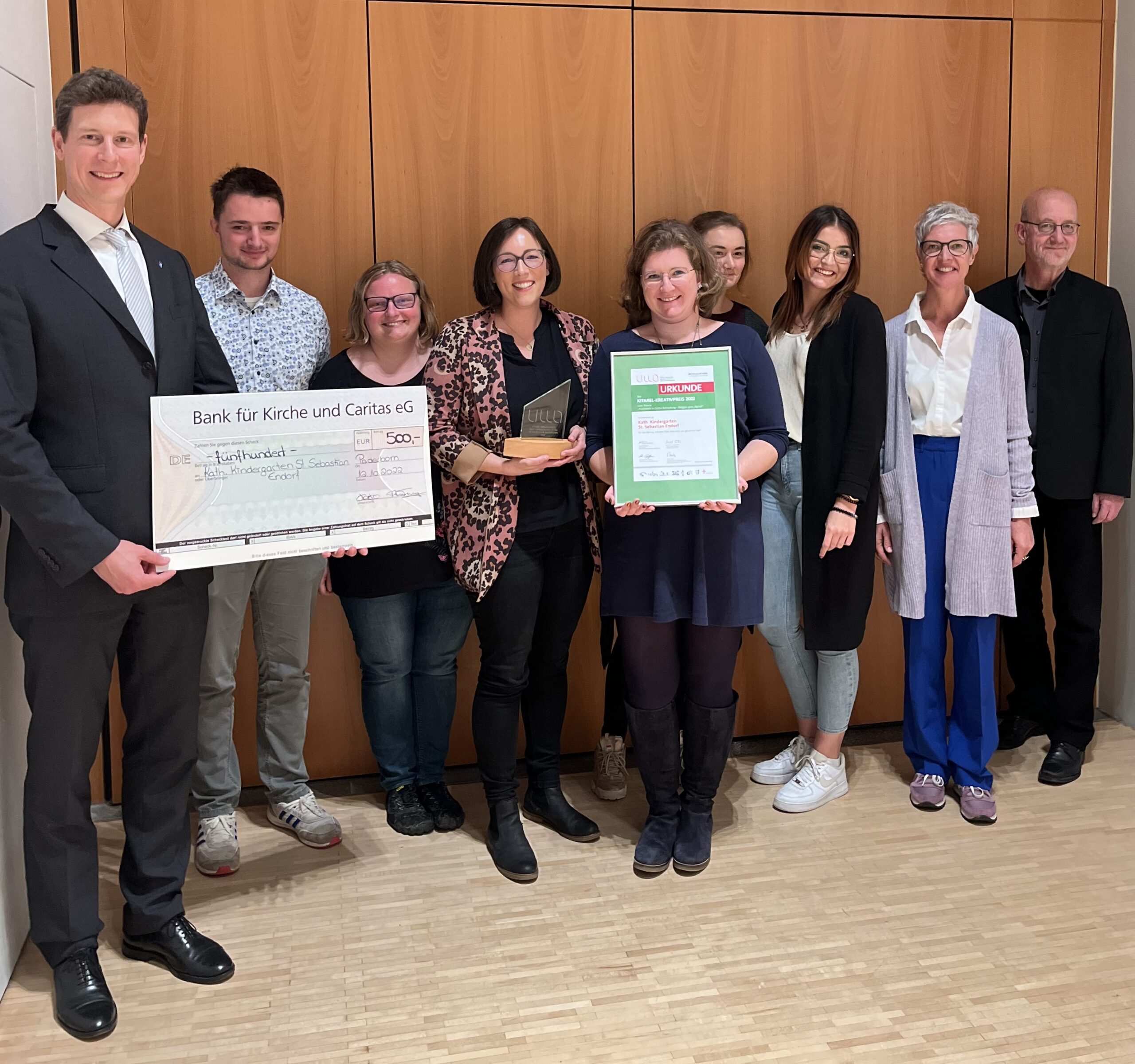 Das stilisierte Glasschiff in Erinnerung an die Heilige Ursula geht an den Kath. Kindergarten St. Sebastian Endorf für die von Jurorin Prof. Dr. Bergit Peters (Kath. Hochschule NRW) gelobte hervorragende Arbeit.