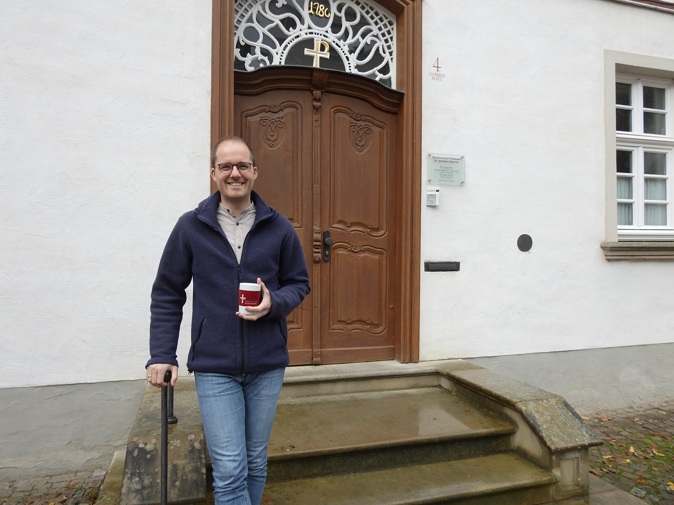 Alexander Müller - vor dem Pfarrhaus in Attendorn