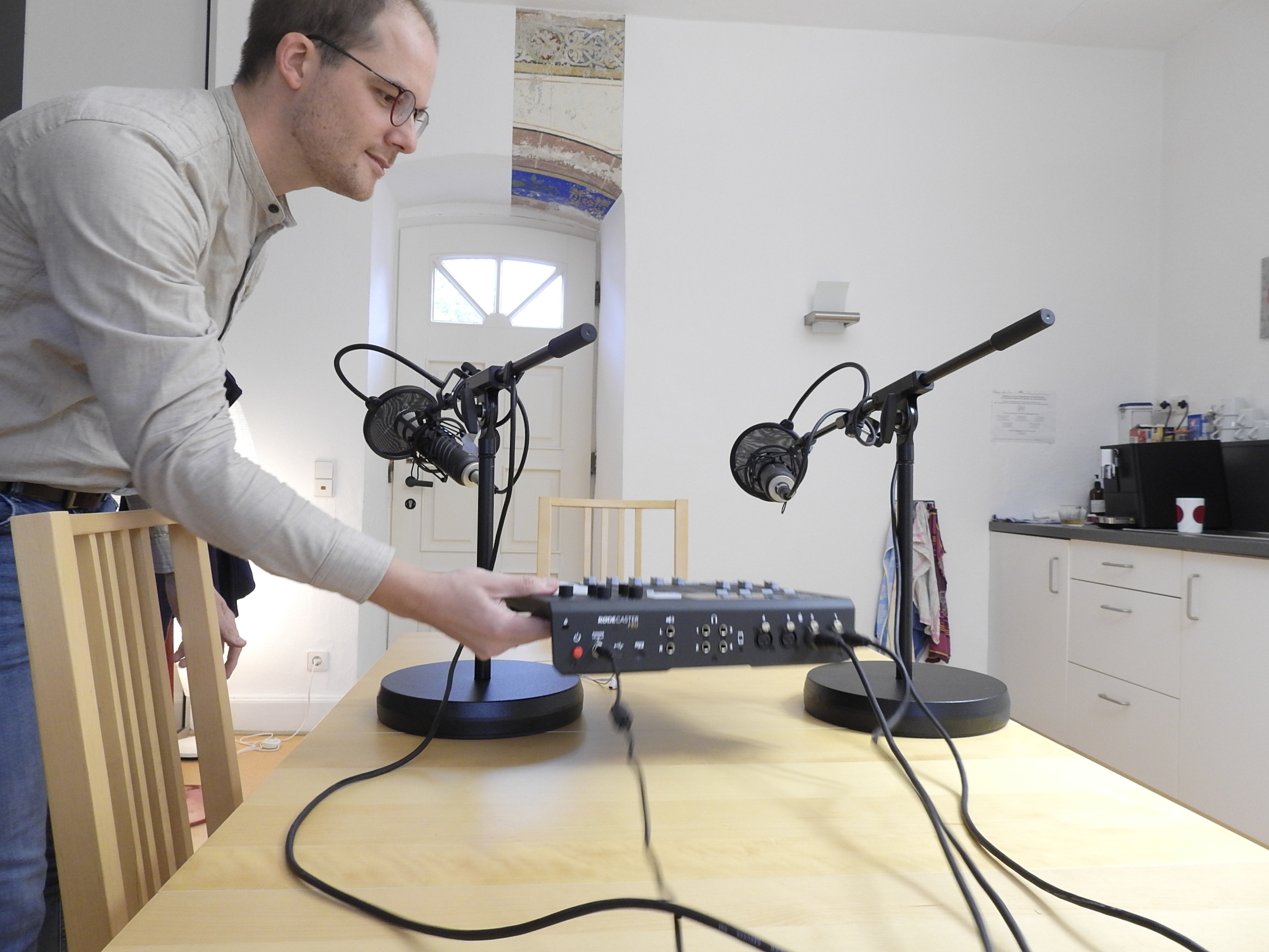 Alexander Müller - vor dem Pfarrhaus in Attendorn bereitet alles für die Aufnahme seines Podcasts vor.