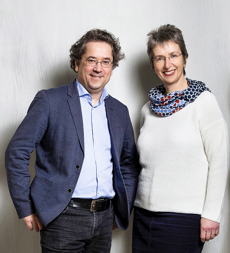 Doppelporträt Dr. Petra von der Osten und Niels Christensen - Gemeinsam sprechen sie über Beziehungen und die Pflege dieser.