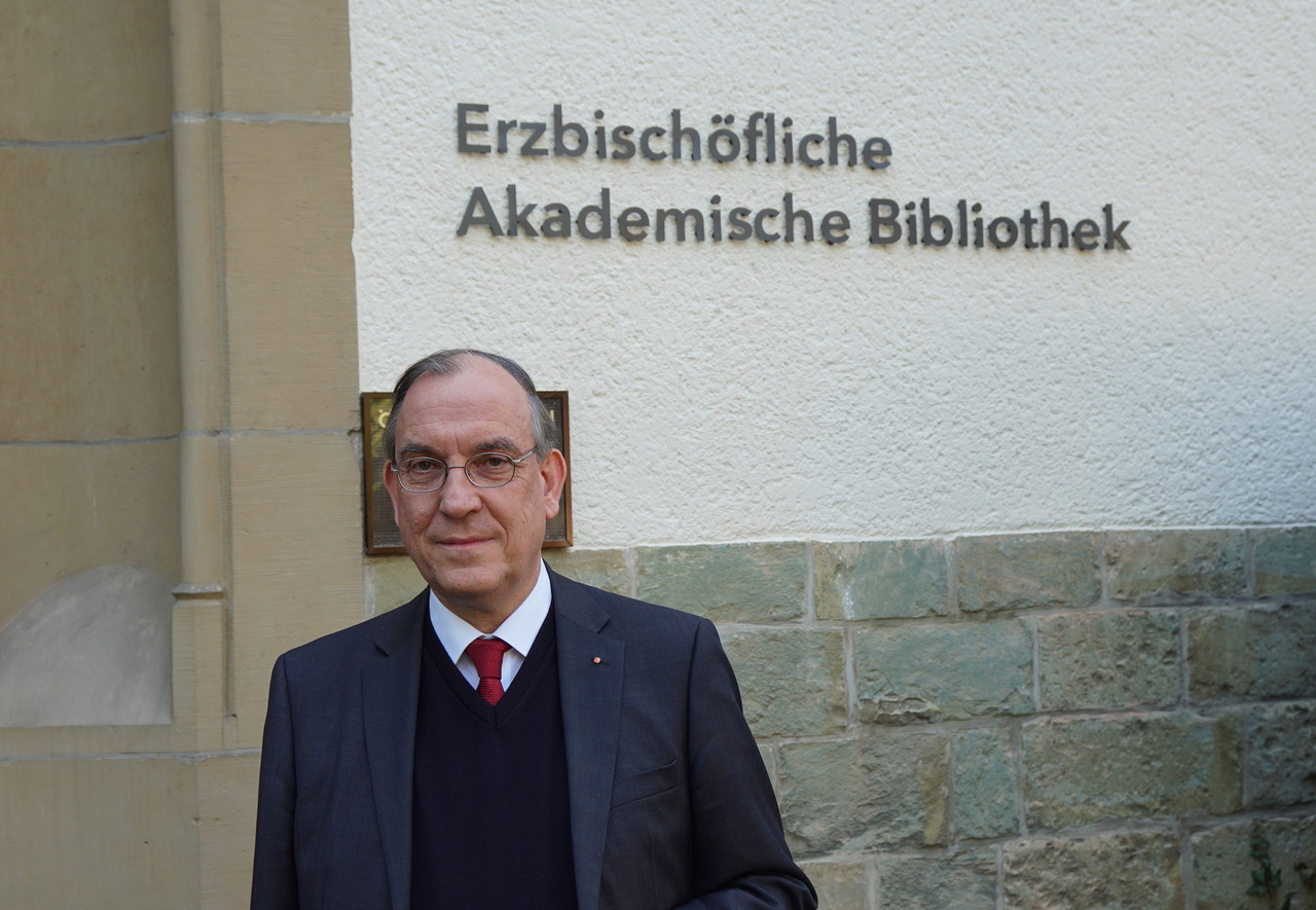 Porträt Prof. Dr. Hans-Walter-Stork, Direktor der Erzbischöfliche Akademischen Bibliothek Paderborn