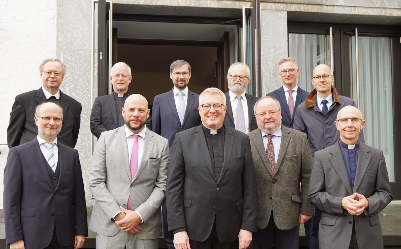 Das Professorium der Theologischen Fakultät Paderborn im neuen Studienjahr 2022/23: (vl.n.r.) untere Reihe Sekretär Prof. Dr. Dr. Andreas Koritensky, Rektor Prof. Dr. Aaron Langenfeld, Diözesanadministrator Dr. Michael Bredeck, Prof. Dr. Herbert Haslinger, Prorektor Prof. Dr. Christoph Jacobs; obere Reihe Prof. Dr. Rüdiger Althaus, Prof. Dr. Peter Schallenberg, Prof. Dr. Daniel Lanzinger, Prof. Dr. Ansgar Moenikes, Prof. Dr. Stephan Wahle und Prof. Dr. Dr. Bernd Irlenborn.