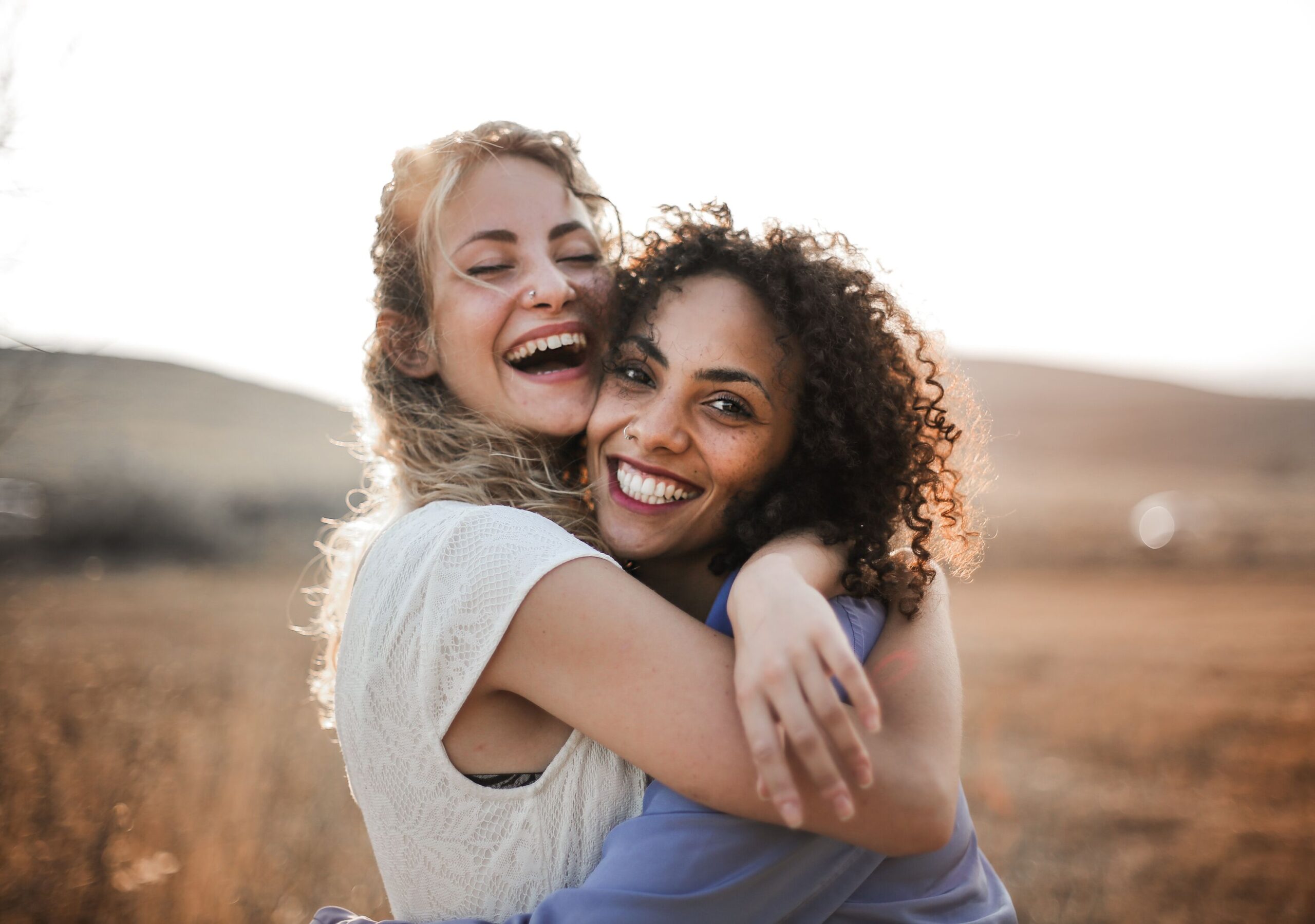 Zwei Frauen umarmen sich und zeigen damit ihre Beziehung zueinander