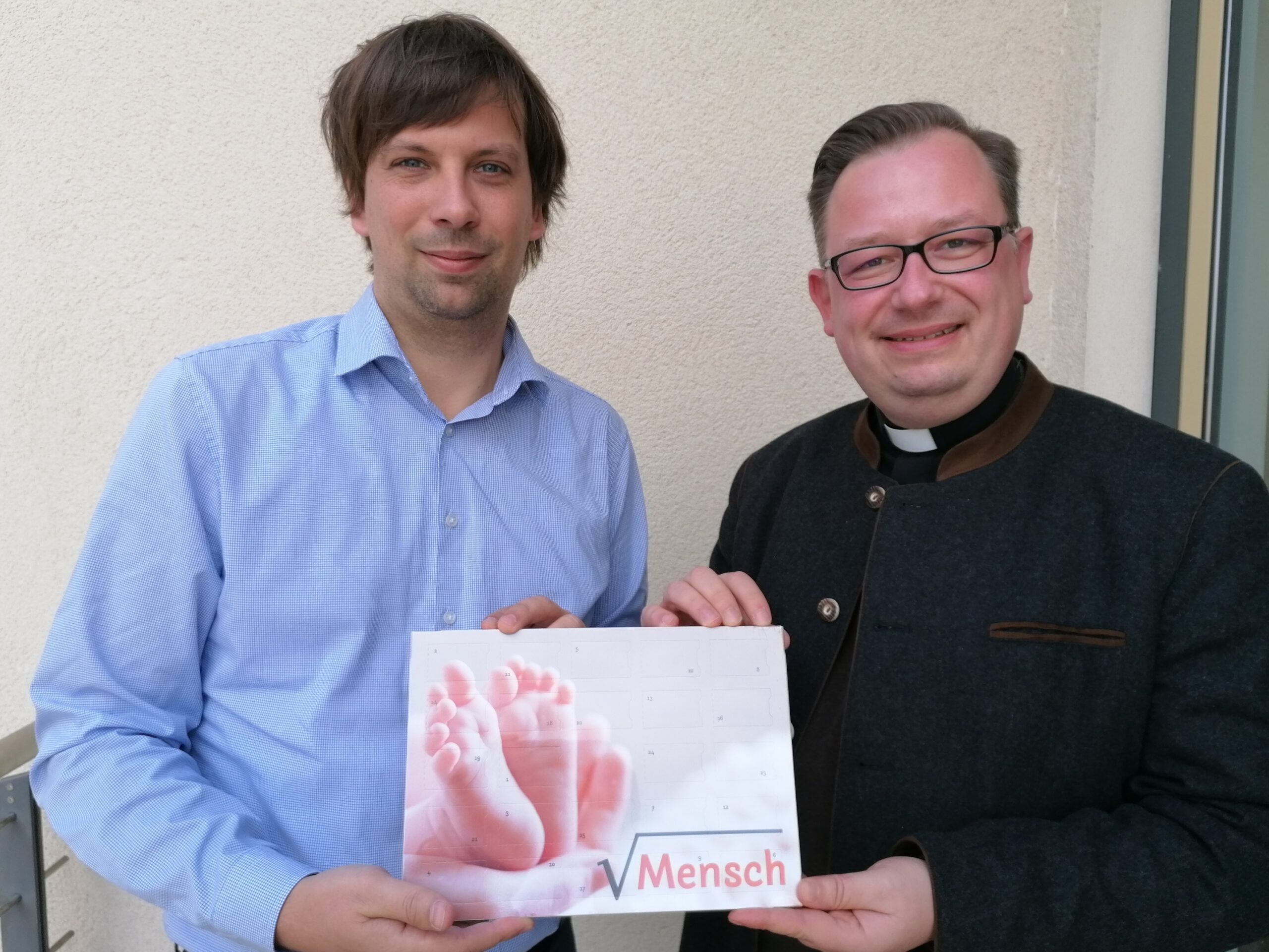 Diözesansekretär Daniel Fissenewert (links) und Diözesanpräses Sebastian Schulz stellen den Adventskalender zur Kampagne „Wurzel Mensch“ vor.