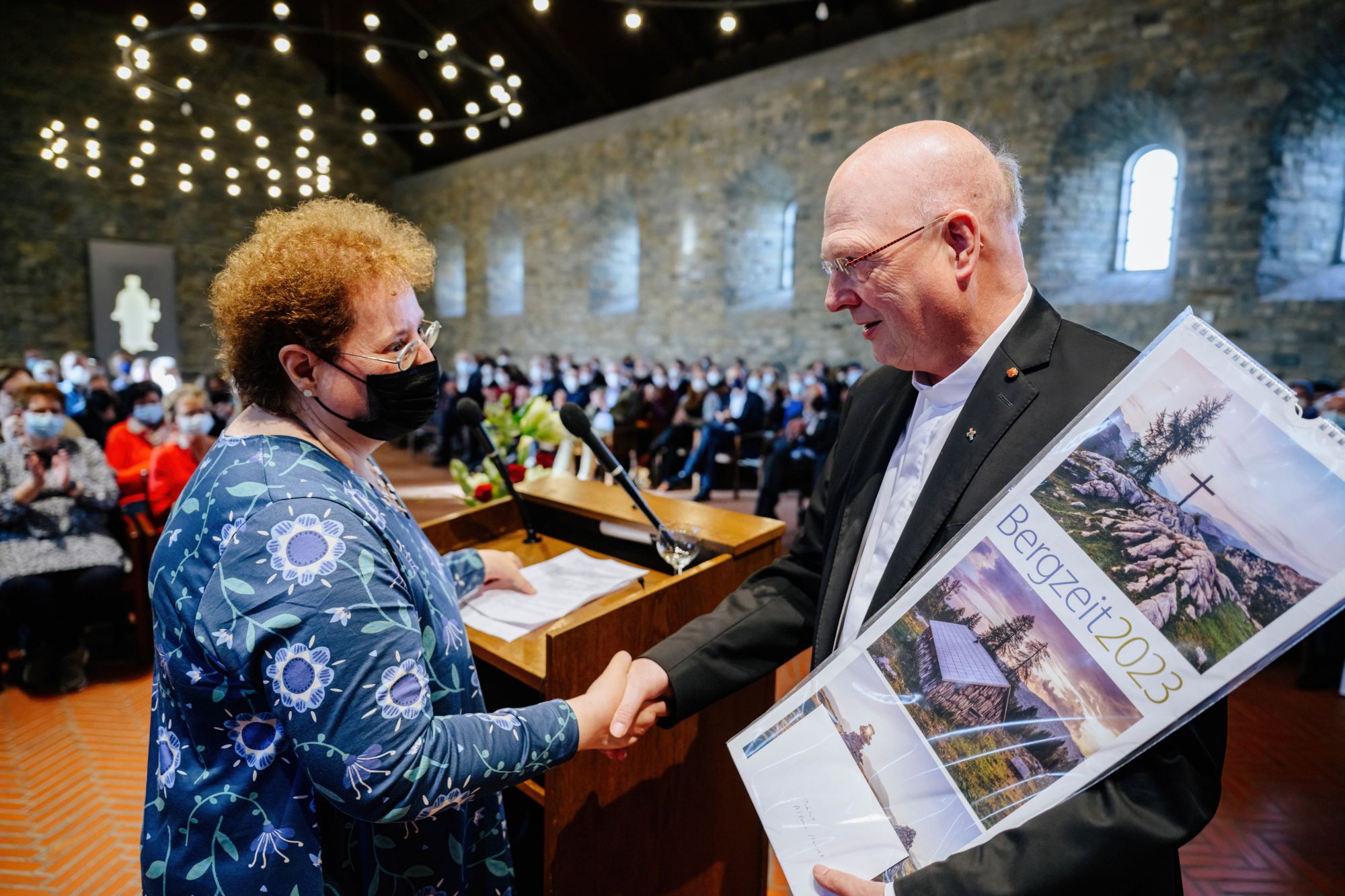Evelin Schmidt, Vorsitzende der Mitarbeitendenvertretung des EGV überreicht Prälat Alfons Hardt ein Geschenk