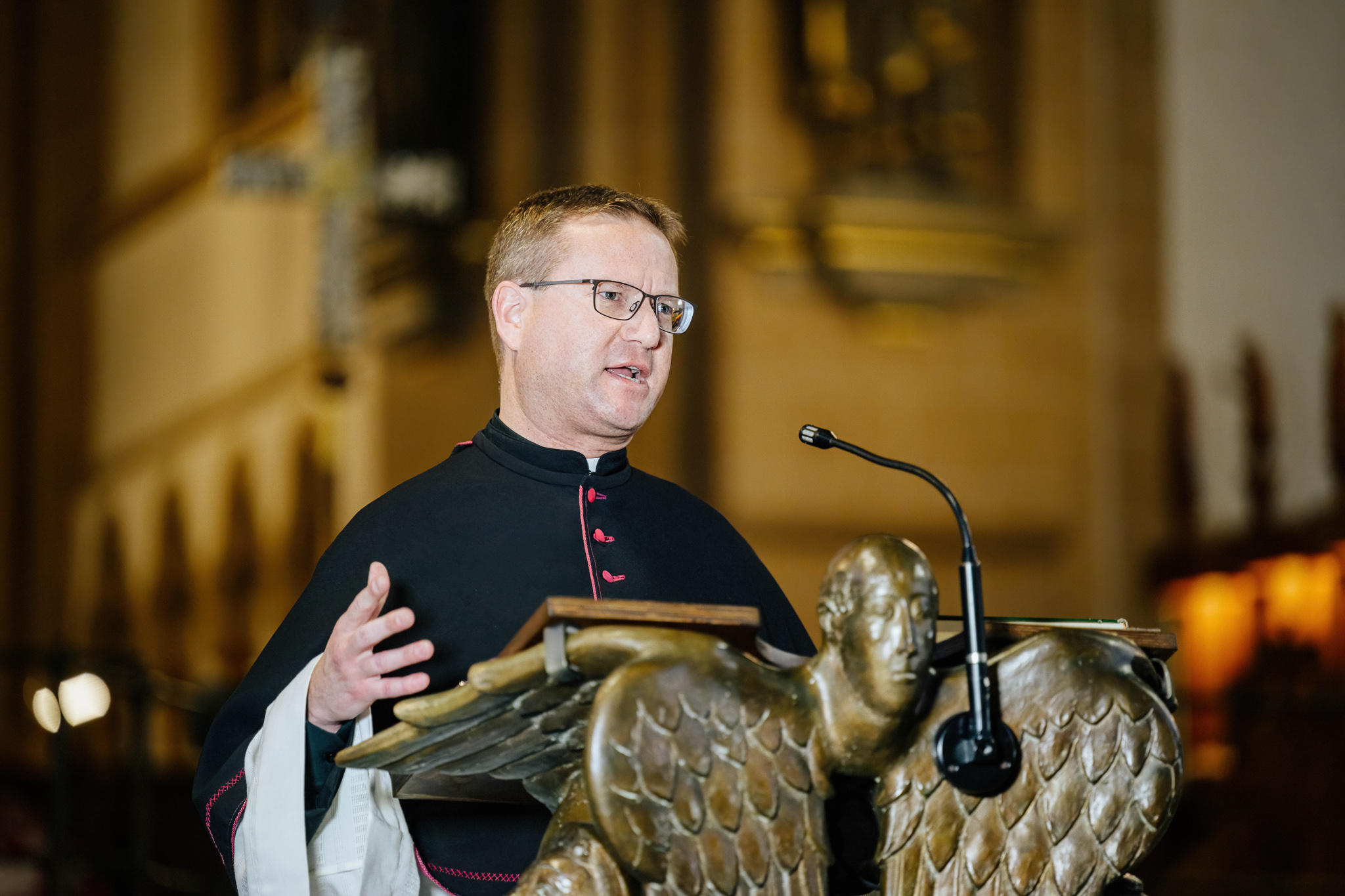 Spiritual Christian Städter predigt im Hohen Dom zu Paderborn.