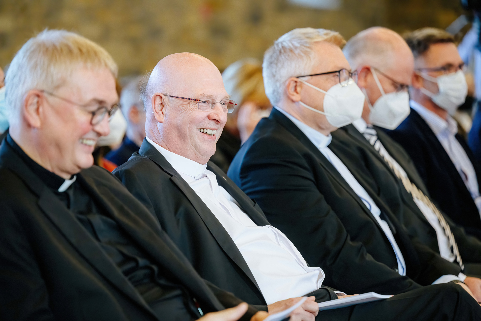 Freudig hört Prälat Alfons Hardt den Reden zu.