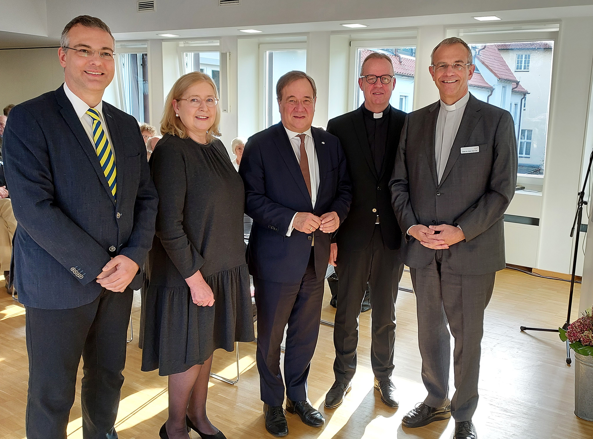 Kommendefest in Dortmund (v.l.): Tim Peters (Konrad-Adenauer-Stiftung) Ute Hanswille (Verein der Freunde und Förderer der Kommende e.V.), Armin Laschet (MdB), Weihbischof Josef Holtkotte und Prälat Dr. Peter Klasvogt (Kommendedirektor). Foto: Michael Bodin / Erzbistum Paderborn