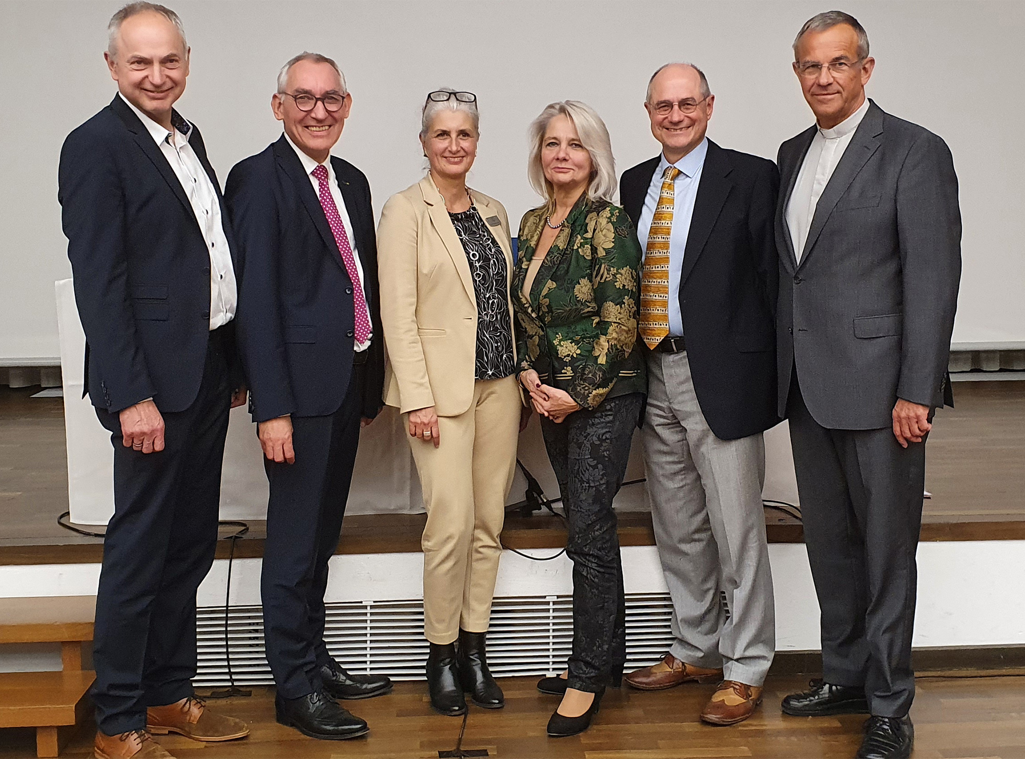 (v.l.n.r.) Johannes Huxol (TRILUX), Regierungspräsident Heinrich Böckelühr, Prof.in Dr. Stefanie Lieb (Kath. Akademie), Prof.in Dr. Ada Pellert (FernUniversität Hagen), Prof. Dr. Heinz-Gerhard Justenhoven (Institut für Theologie und Frieden), Dr. Peter Klasvogt (Kath. Akademie) (Foto: Bezirksregierung Arnsberg)