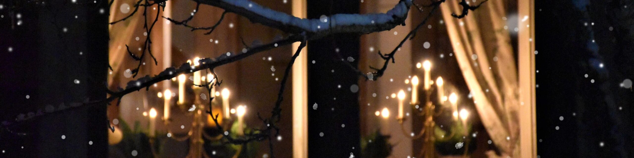 Ein Fenster mit Schneeflocken im Winter