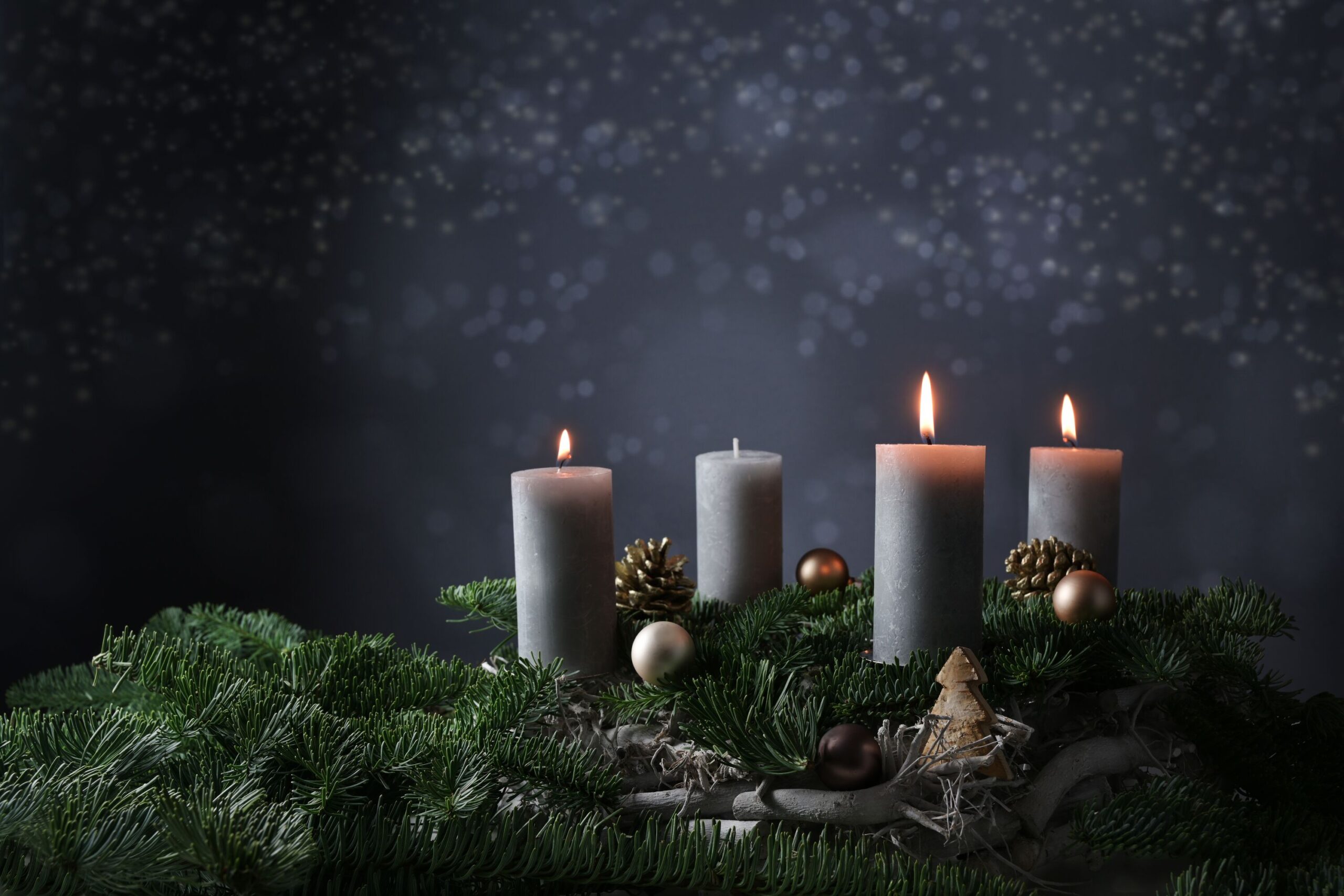 Advents-Gesteck mit Tannengrün und Kerzen