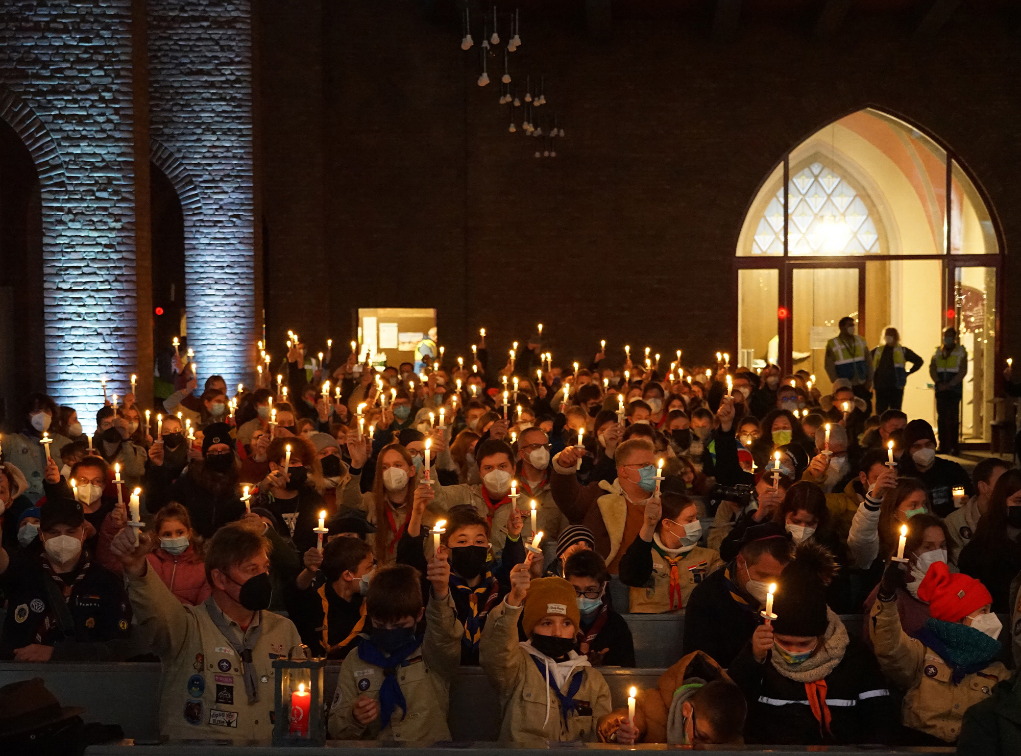 Das Friedenslicht findet im Advent den weiten Weg von Bethlehem nach Dortmund und von da ins ganze Erzbistum