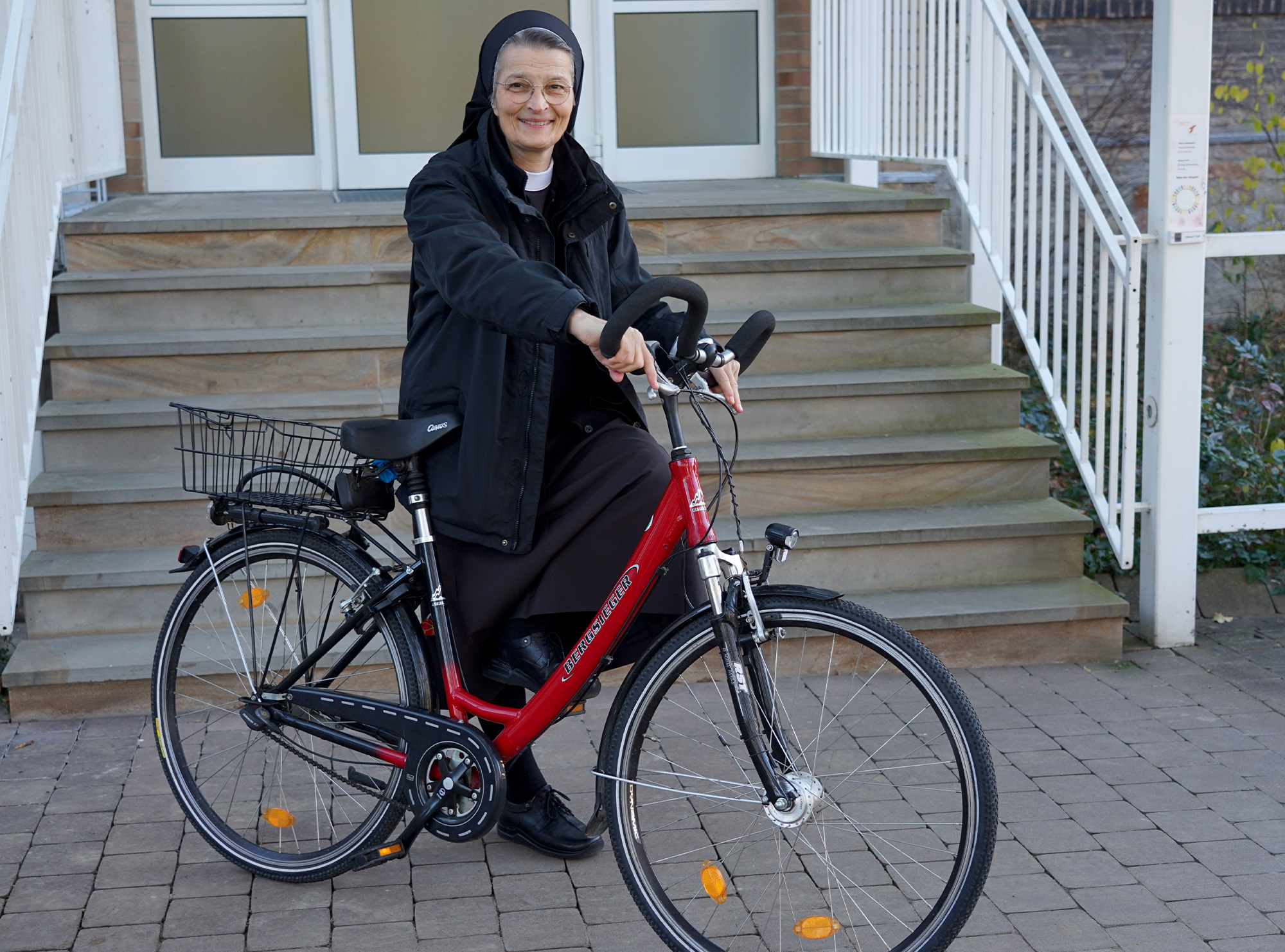 Ihren Arbeitsweg legt Schwester M. Johanna Harke gerne mit dem Fahrrad zurück. Foto: Michael Bodin / Erzbistum Paderborn