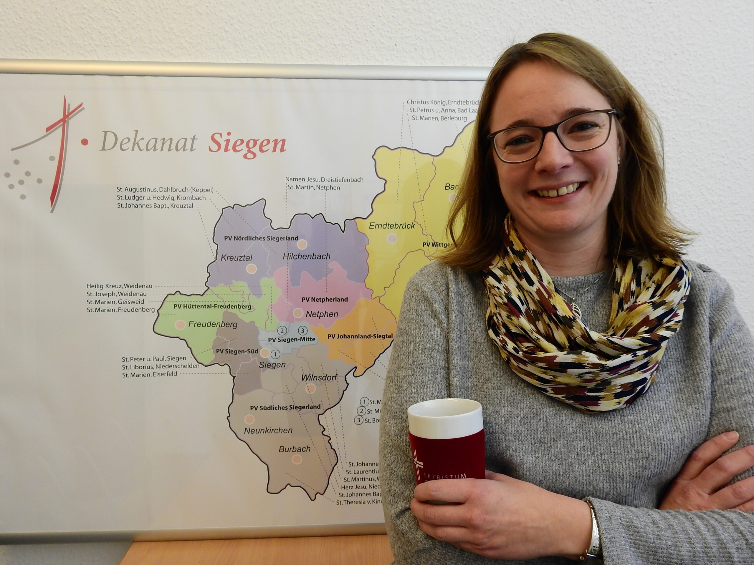 Theresa Bartz vor einer Karte des Dekanats Siegen