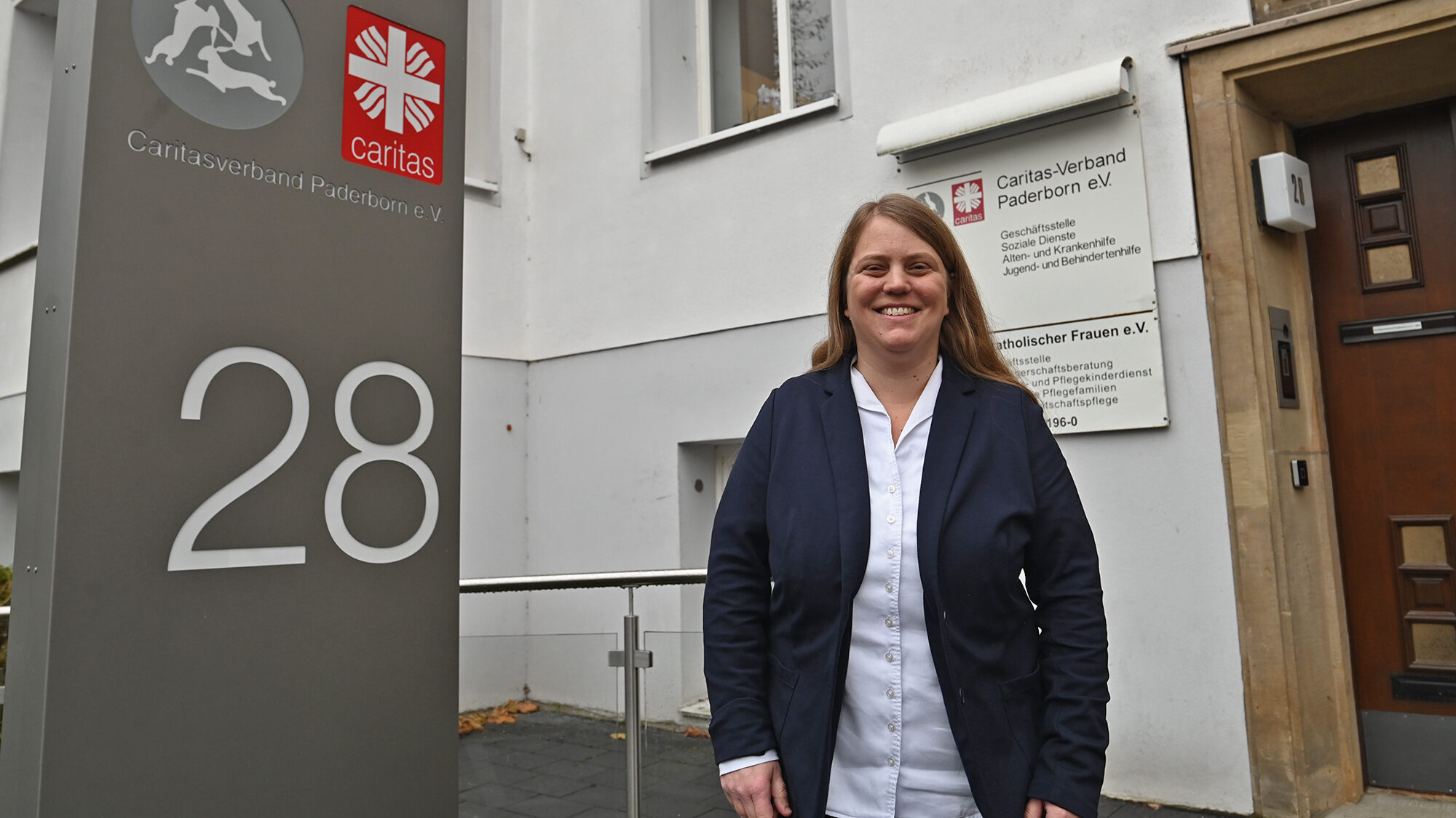 Dr. Eva Brockmann vor dem Caritas-Dienstgebäude in Paderborn.