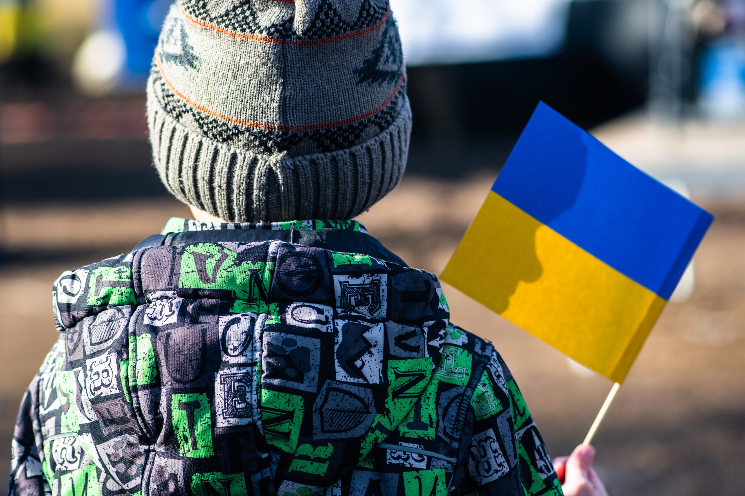 Kind mit einer Ukrainischen Flagge