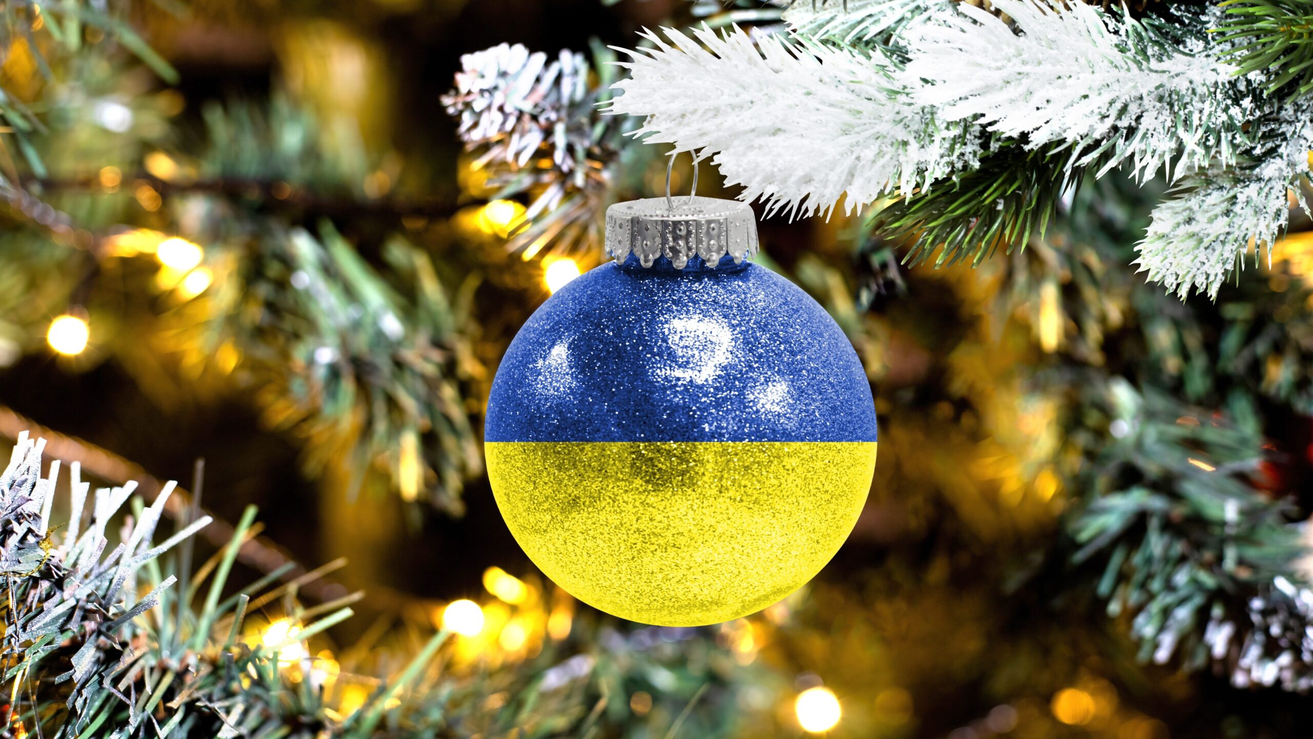 Weihnachtsbaumkugel in den Farben der Ukrainischen Landesflagge