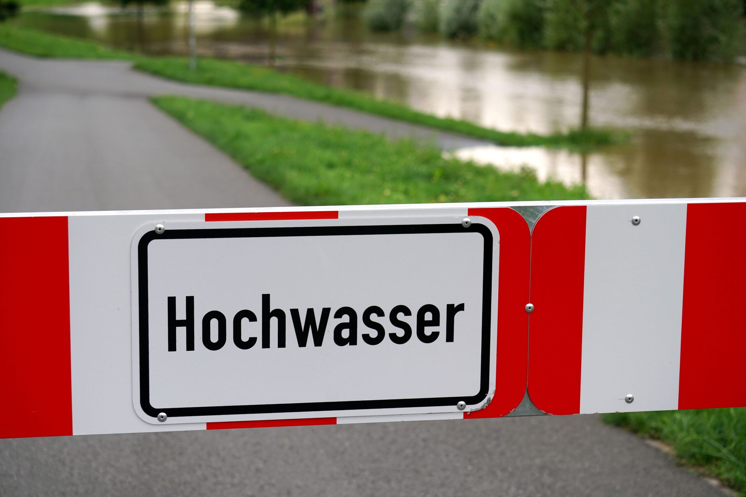 Hochwasserschutzschild aufgrund von Überschwemmungen in Deutschland