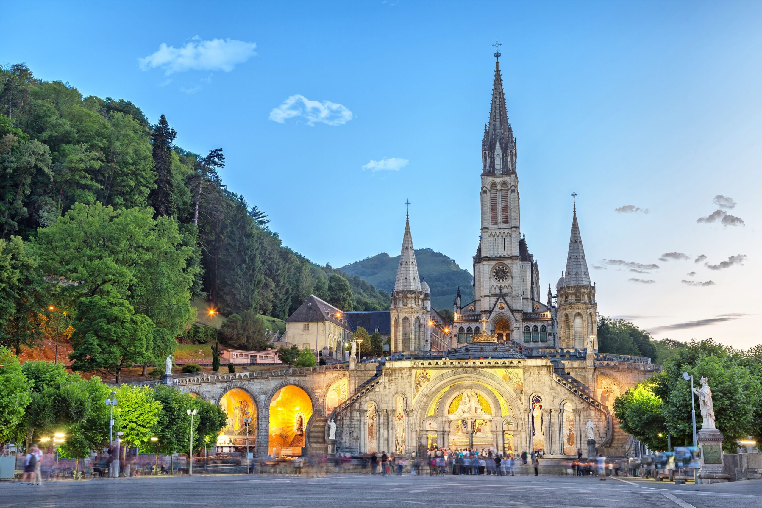 Basilika in Lourdes zu der viele Menschen pilgern