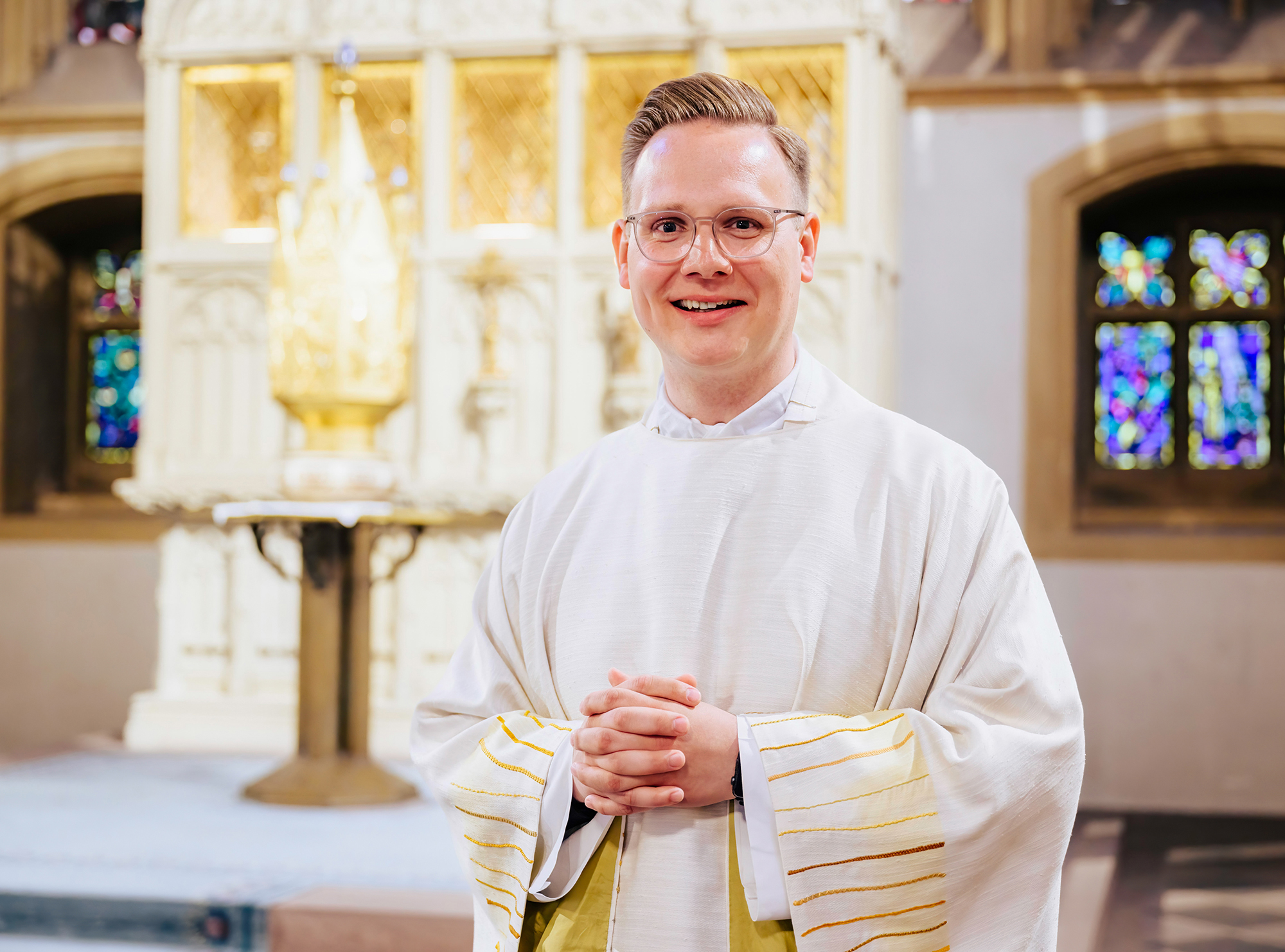 Vikar Mike Hottmann im Hochchor des Paderborner Doms.