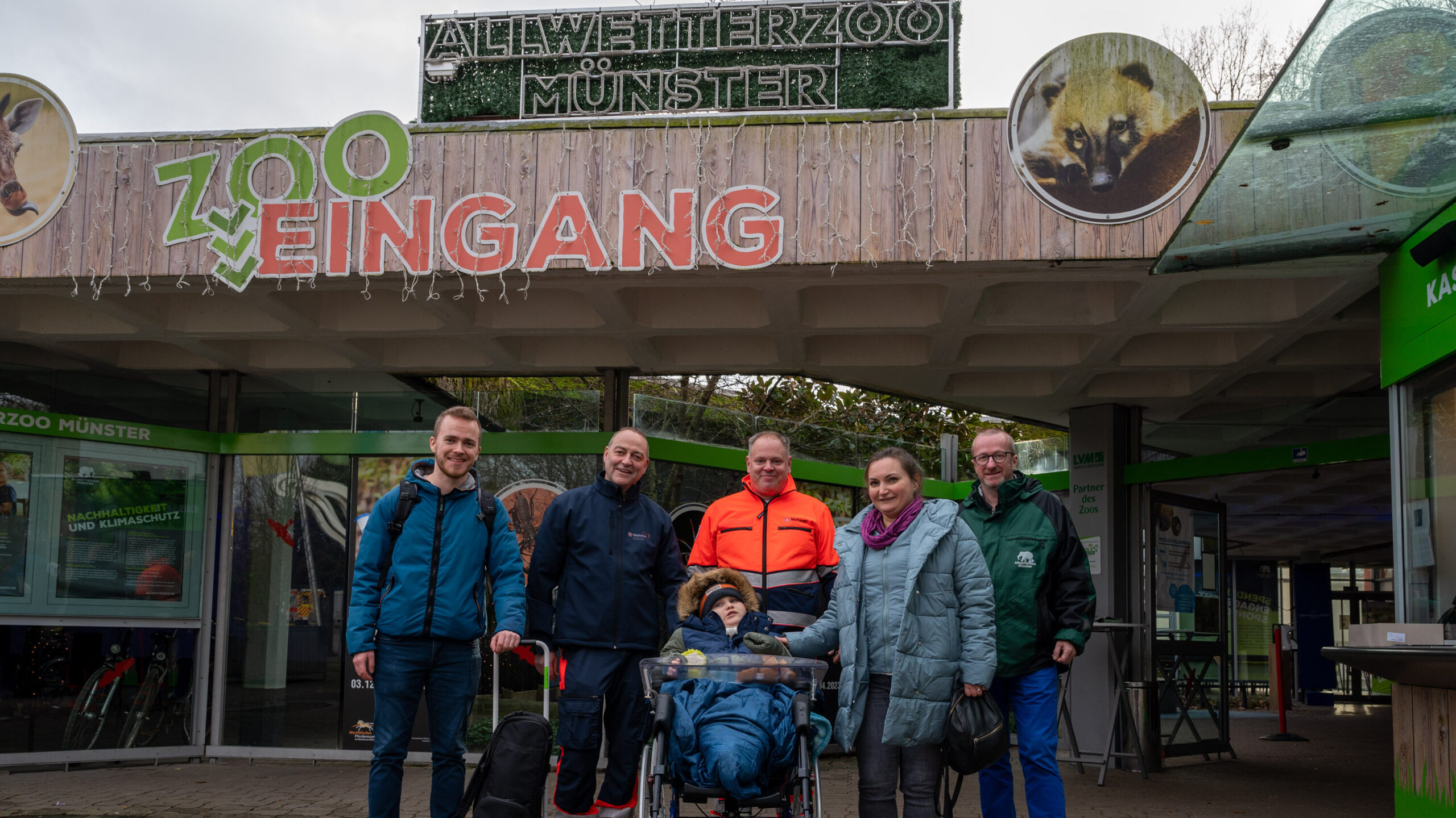 Gruppenbild: Team des Herzwunschkrankenwagen, Leonid und Mitarbeitende des Zoos