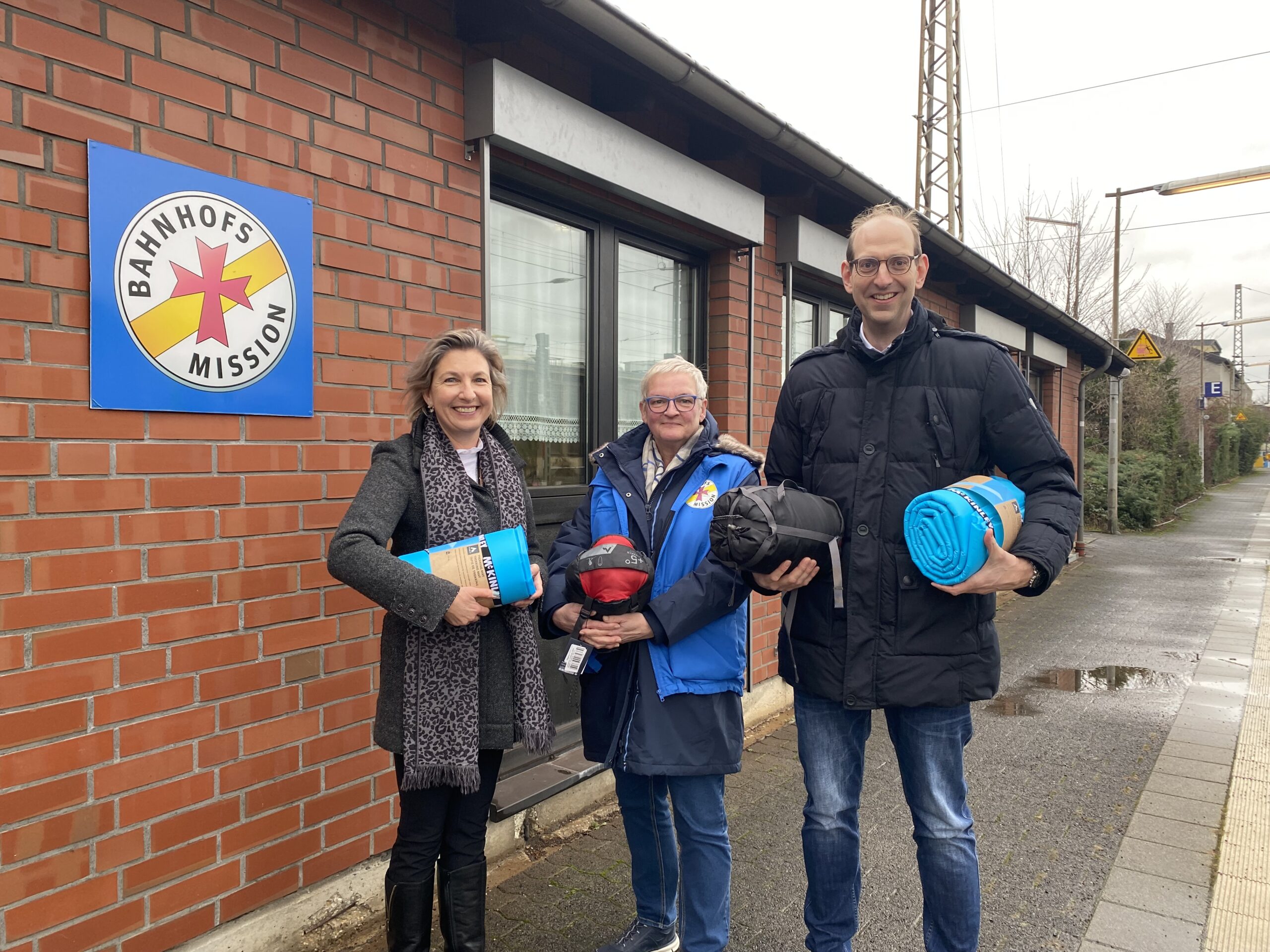 Übergabe der Spende des Deutsch-Britischen Gottesdienstes