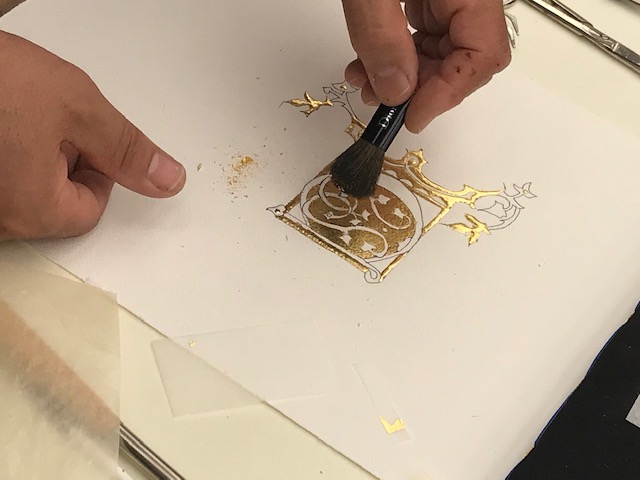Kalligrafie: Vergoldung von Initialien