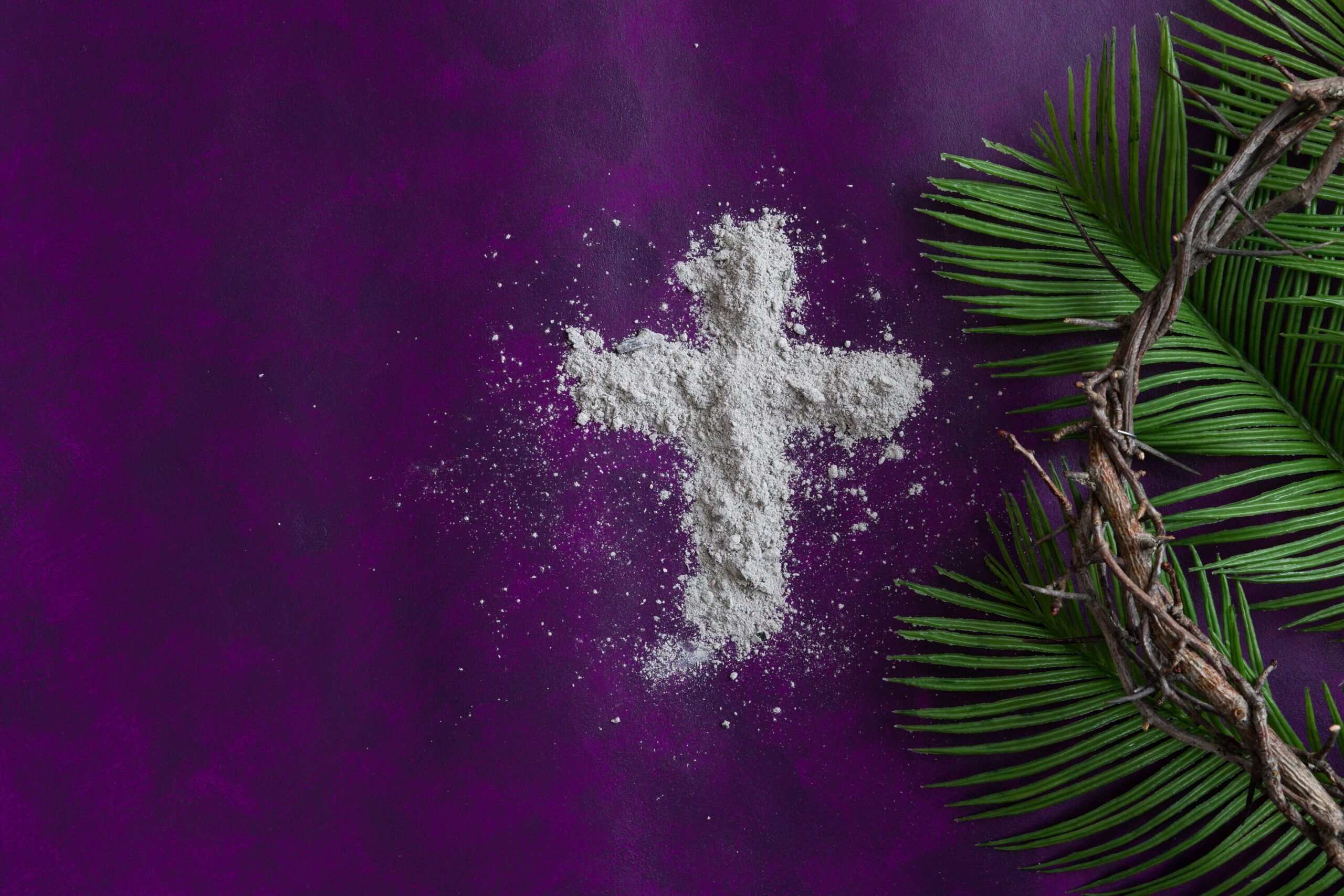 Aschekreuz, Palmzweige und eine Dornenkrone auf dunkelviolettem Hintergrund symbolisieren die Fastenzeit