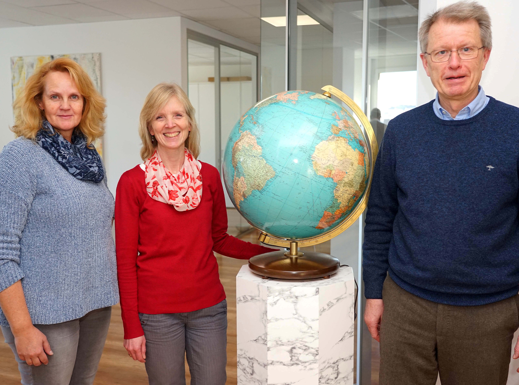 Birgit Kelch, Catrin Knoll und Michael Kramps (v.l.) planen und organisieren Pilger- und Gruppenreisen. Der Reiseveranstalter „Viator Reisen – Dr. Heinrich Hegener“ ist jetzt an neuer Adresse im Gebäude an der Schwarze-Brüder-Straße 1 in Dortmund zu finden. Foto: Michael Bodin / Erzbistum Paderborn
