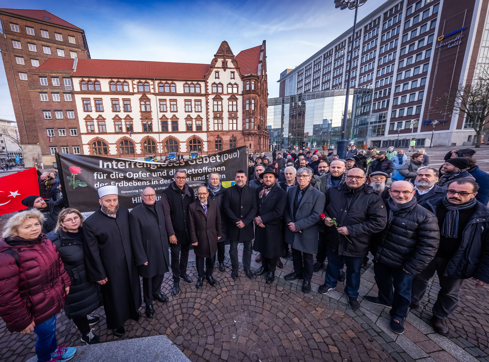 230217_gedenken_erdbeben: Zu einem Interreligiösen Gebet für die Opfer und die Betroffenen der Erdbeben-Katastrophe im türkisch-syrischen Grenzgebiet trafen sich am Donnerstag, 16 Februar, Vertreterinnen und Vertreter von Christen, Juden und Muslimen sowie der Stadt Dortmund auf dem Friedensplatz. Foto: Stephan Schütze / Evangl. Kirchenkreis DO