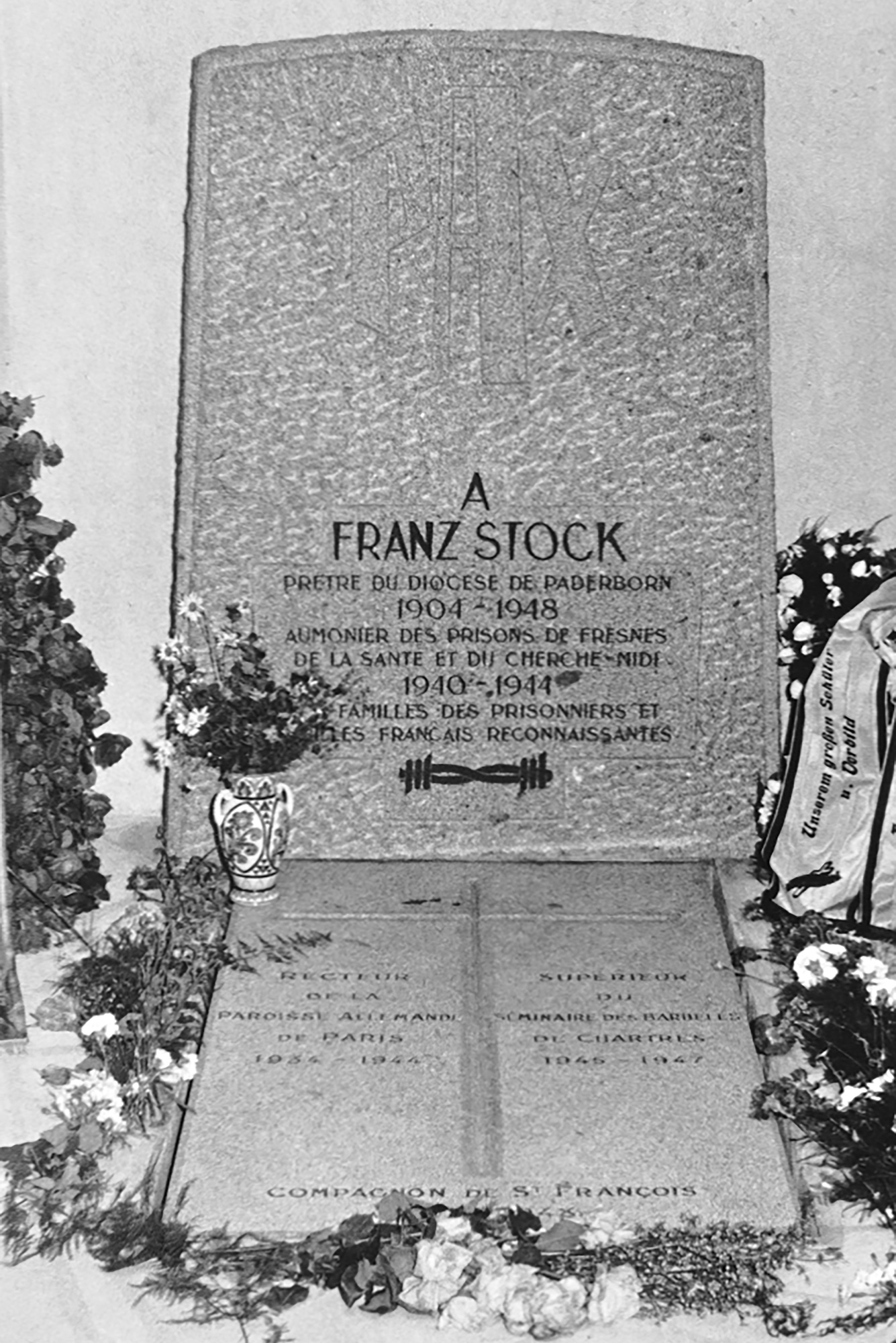 Grab von Franz Stock in der Kirche Saint-Jean-Baptiste Chartres-Rechèvres, 1963.