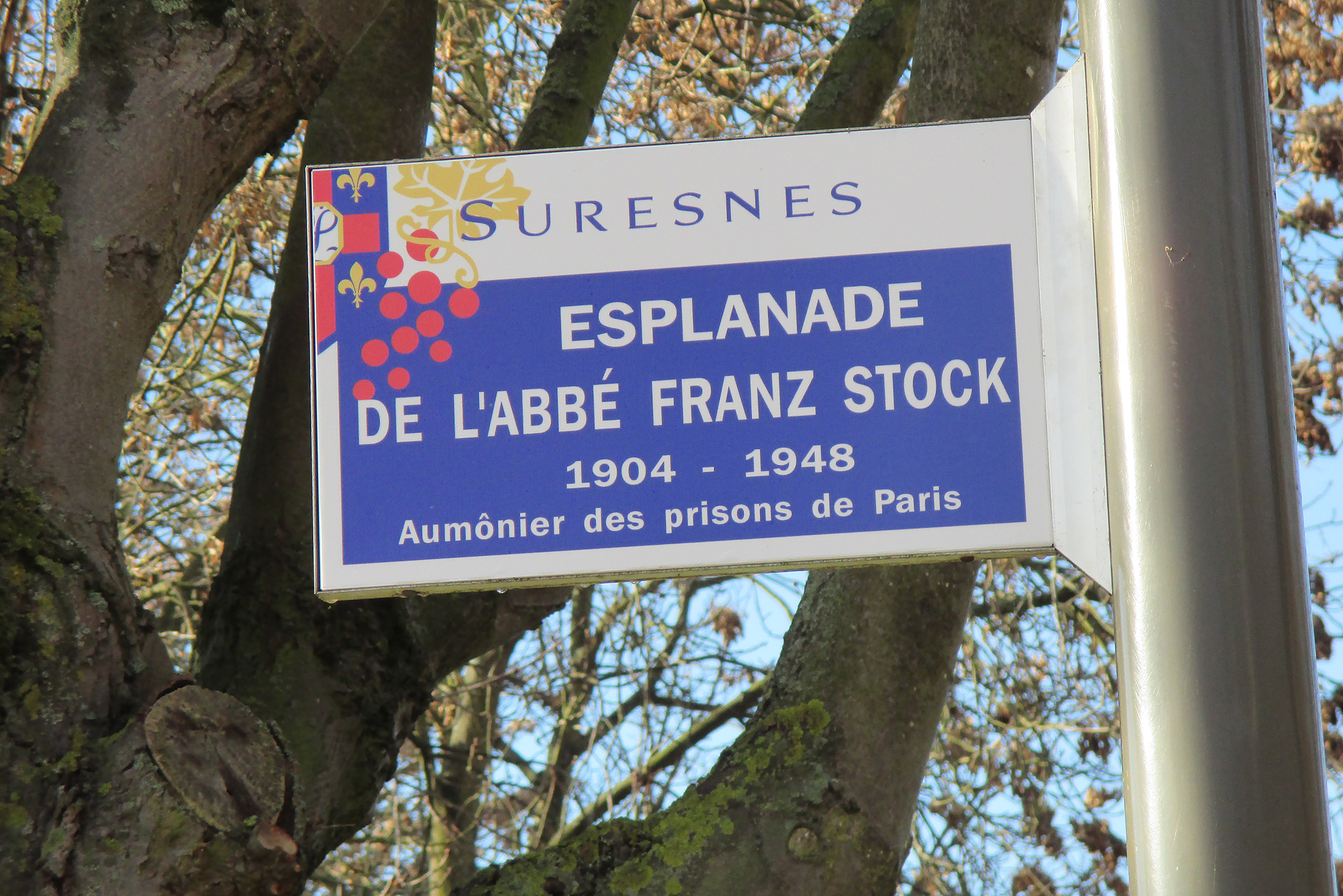 Straßenschild am Mont Valérien in Paris / Suresnes vor dem „Mémorial de la France combattante“.