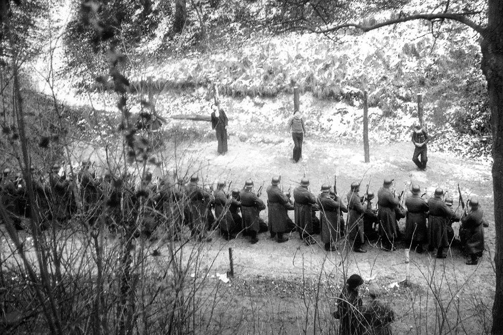 Heimlich aufgenommenes Foto von der Hinrichtung der Gruppe Manouchian am Mont Valérien, 21. Februar 1944.