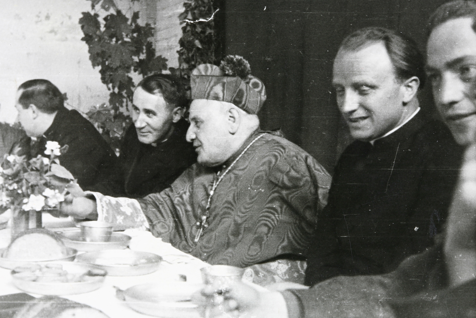 Stacheldrahtseminar von Chartres 1945-47, links neben Franz Stock der Apostolische Nuntius Roncalli und spätere Papst Johannes XXIII. bei einem seiner vier Besuche im Lager.