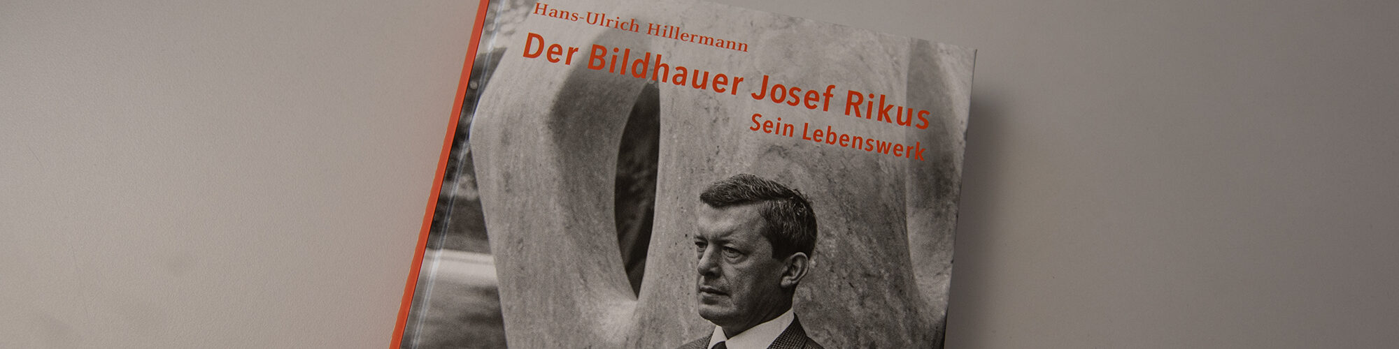 Das komplette Werk von Josef Rikus in einem Buch. Erzbischöfliches Diözesanmuseum stellt neue Publikation zu Leben und Werk des Paderborner Künstlers vor.