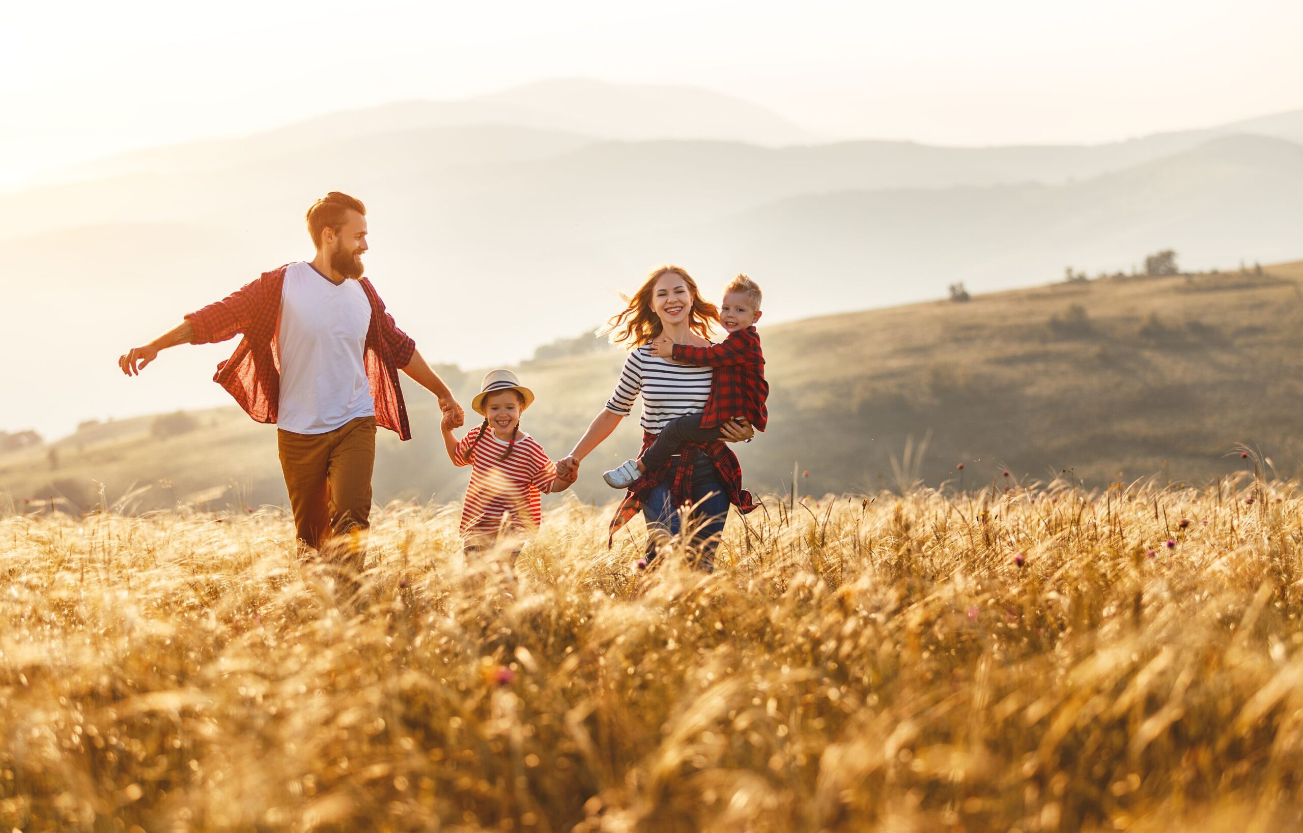 Familie im Weizenfeld