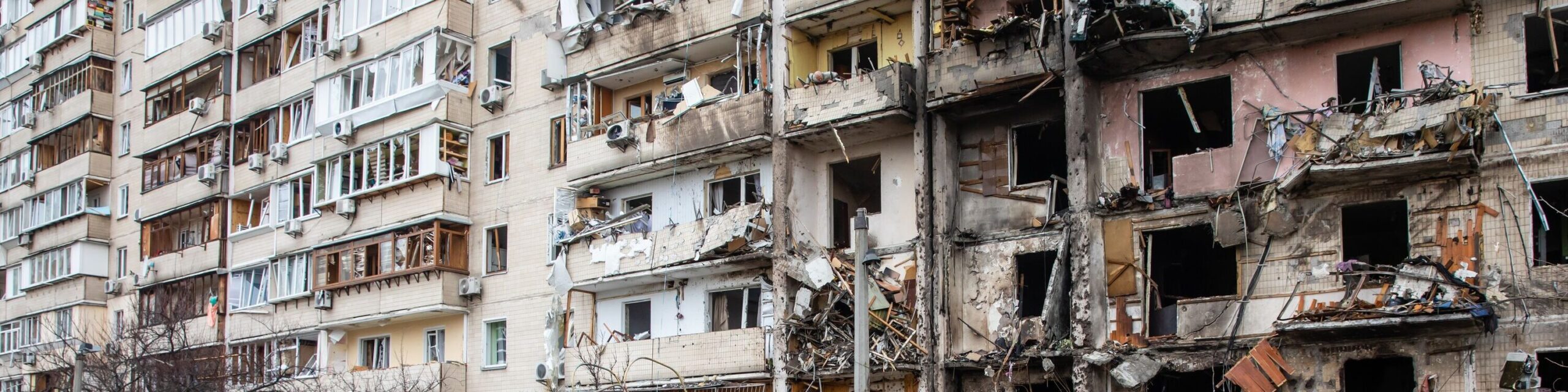Krieg Russlands gegen die Ukraine. Ein von einem feindlichen Flugzeug beschädigtes Wohnhaus in der ukrainischen Hauptstadt Kiew