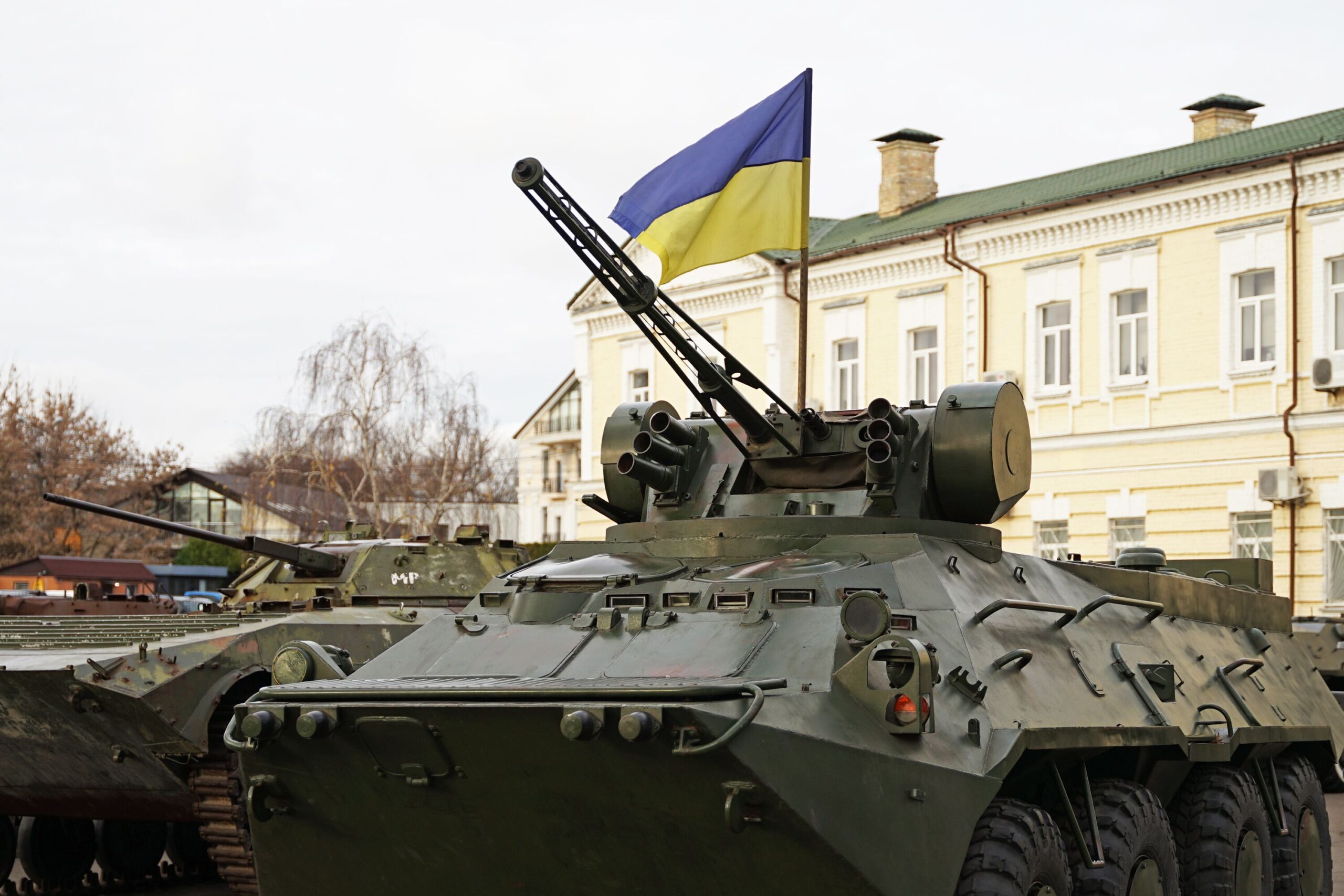 Panzer und ukrainische Flagge