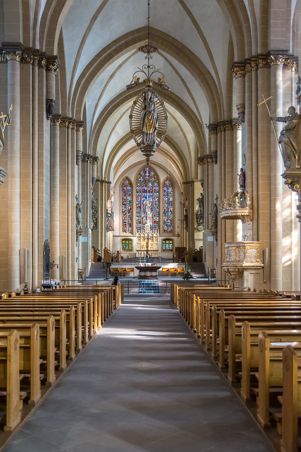 Langhaus Richtung Osten im Paderborner Dom, Tsungam (CC BY-SA 4.0)