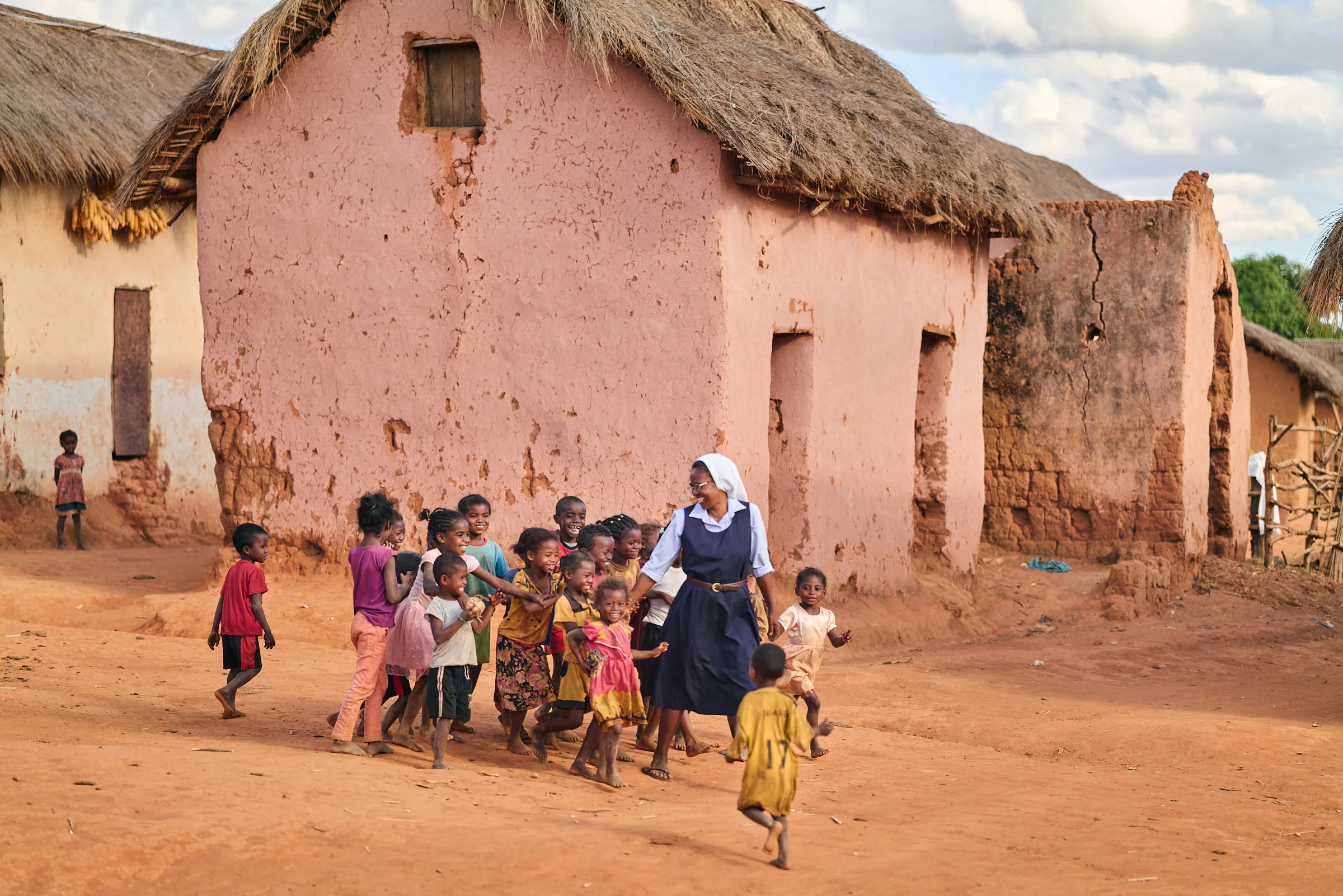 Schwester Modestine Rasolofoarivola mit Kindern aus dem Dorf Ankaditapaka