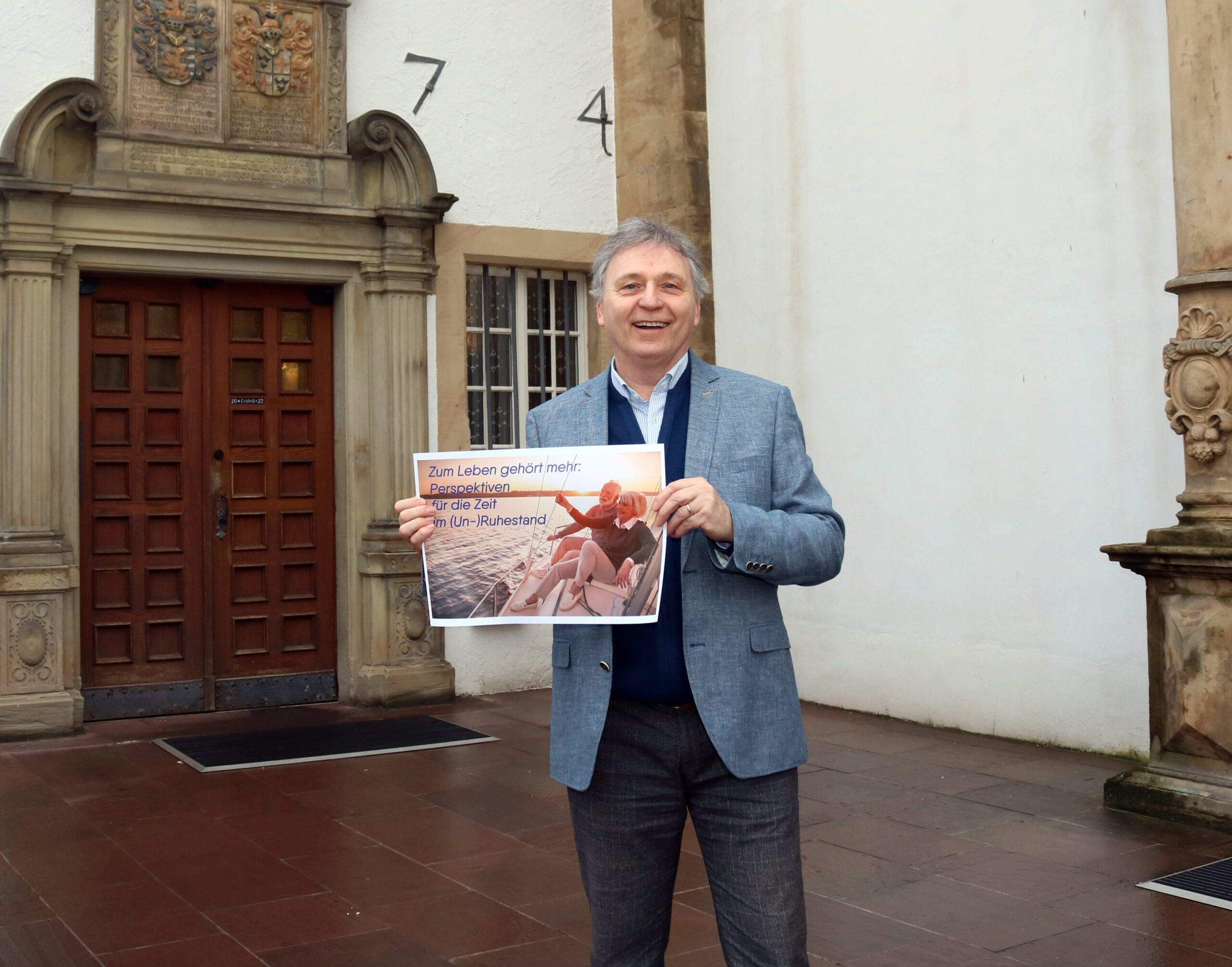 Porträt Dr. Werner Sosna mit Plakat